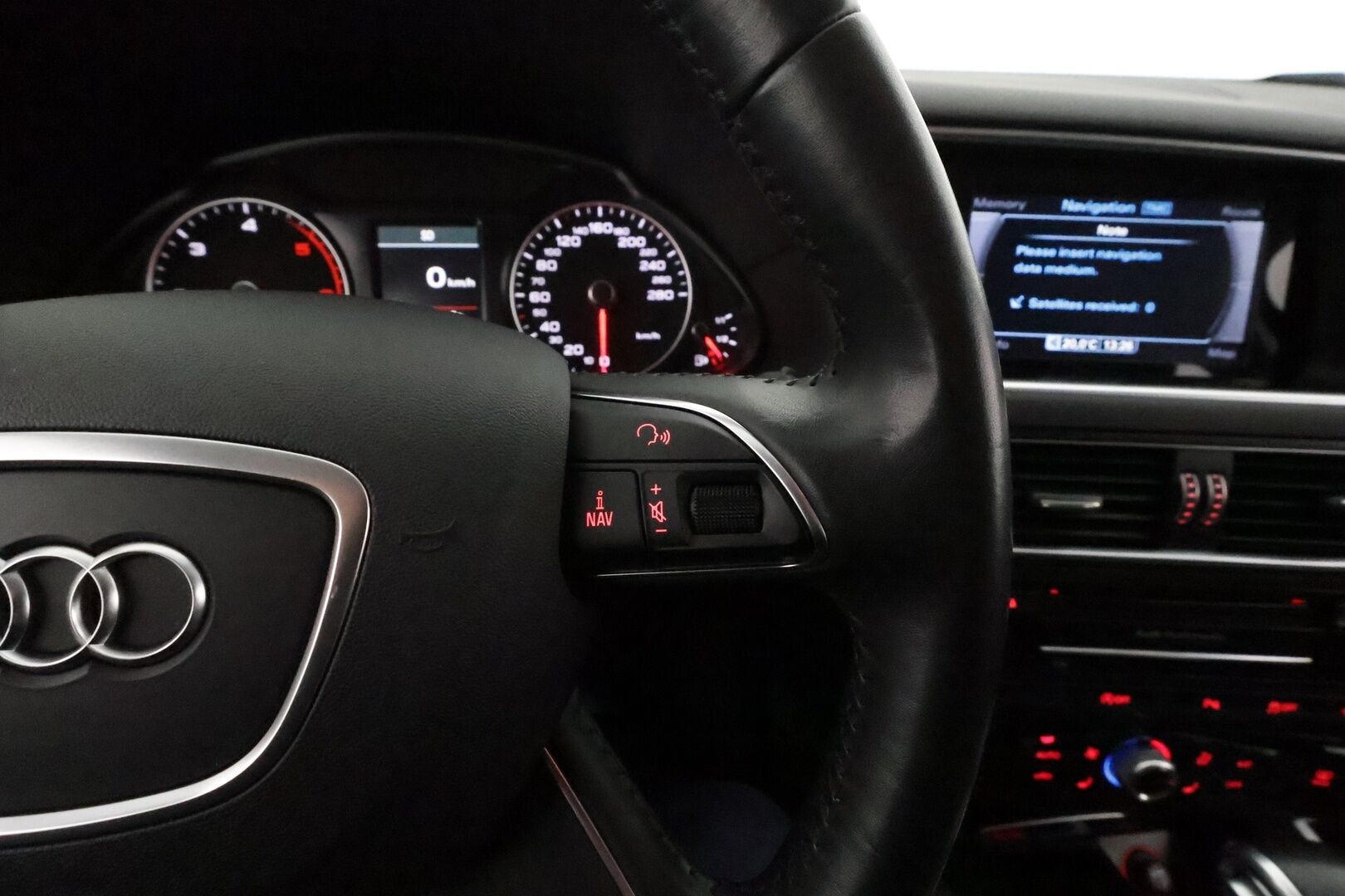 Audi Q5 2016 Audi Q5 2.0 TDI *Vakkari / P.tutkat / Bluetooth / Puolinahat / Bi-Xenon / Sähköluukku* - Kahdet renkaat aluvanteilla
