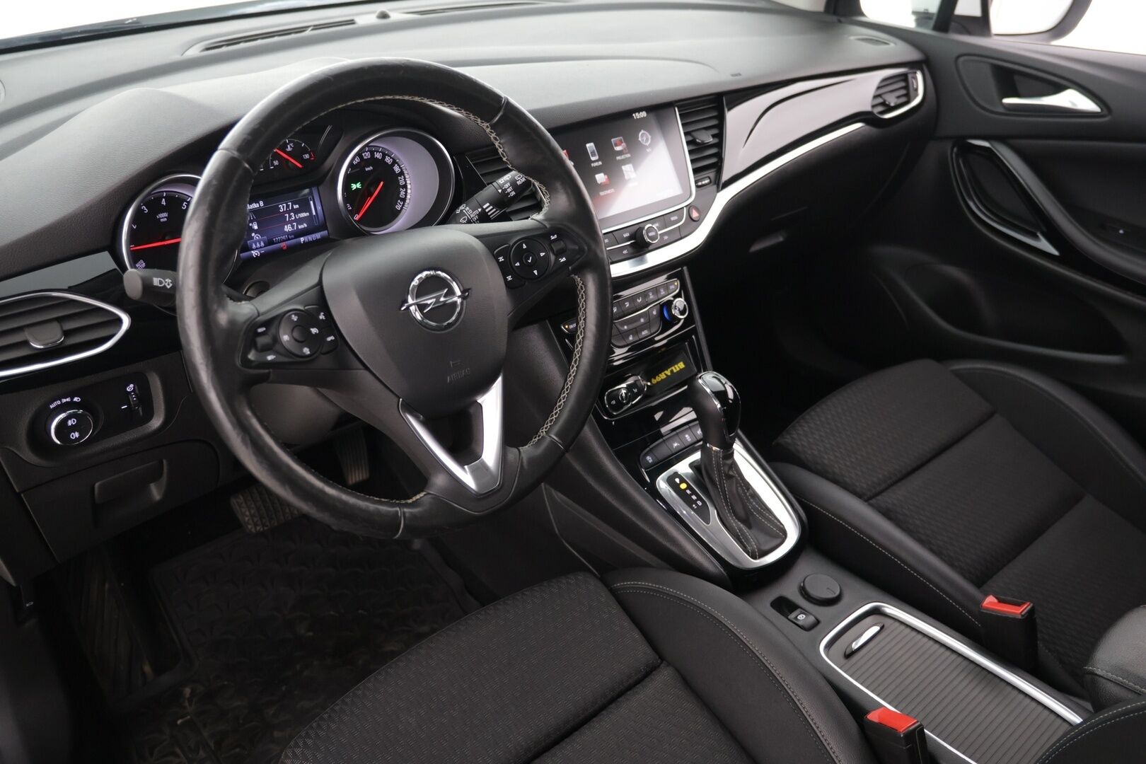 Opel Astra 2019 Sports Tourer Innovation Plus 150 Turbo A / Vakkari / Sähköinen takakontti / Bliss / P-Kamera - Siisti yksilö! / Hyvin huollettu ! 