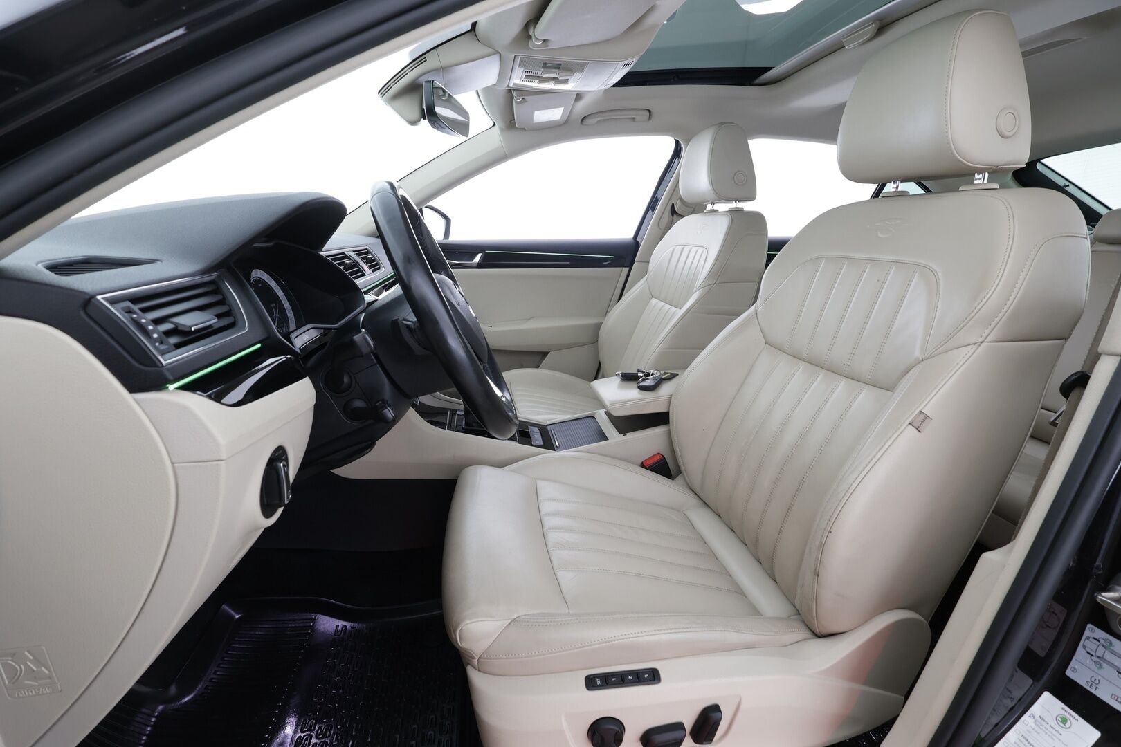 Skoda Superb 2017 Combi 2,0 TSI 280 4x4 L&K DSG * Webasto / Koukku / ACC / Xenon / Canton / Lasikattoluukku * - P.Kamera / Muistipenkki / Kahdet renkaat aluvanteilla