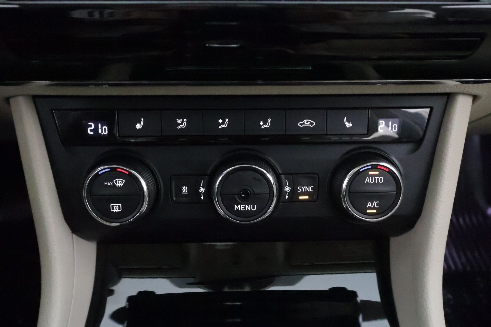 Skoda Superb 2017 Combi 2,0 TSI 280 4x4 L&K DSG * Webasto / Koukku / ACC / Xenon / Canton / Lasikattoluukku * - P.Kamera / Muistipenkki / Kahdet renkaat aluvanteilla