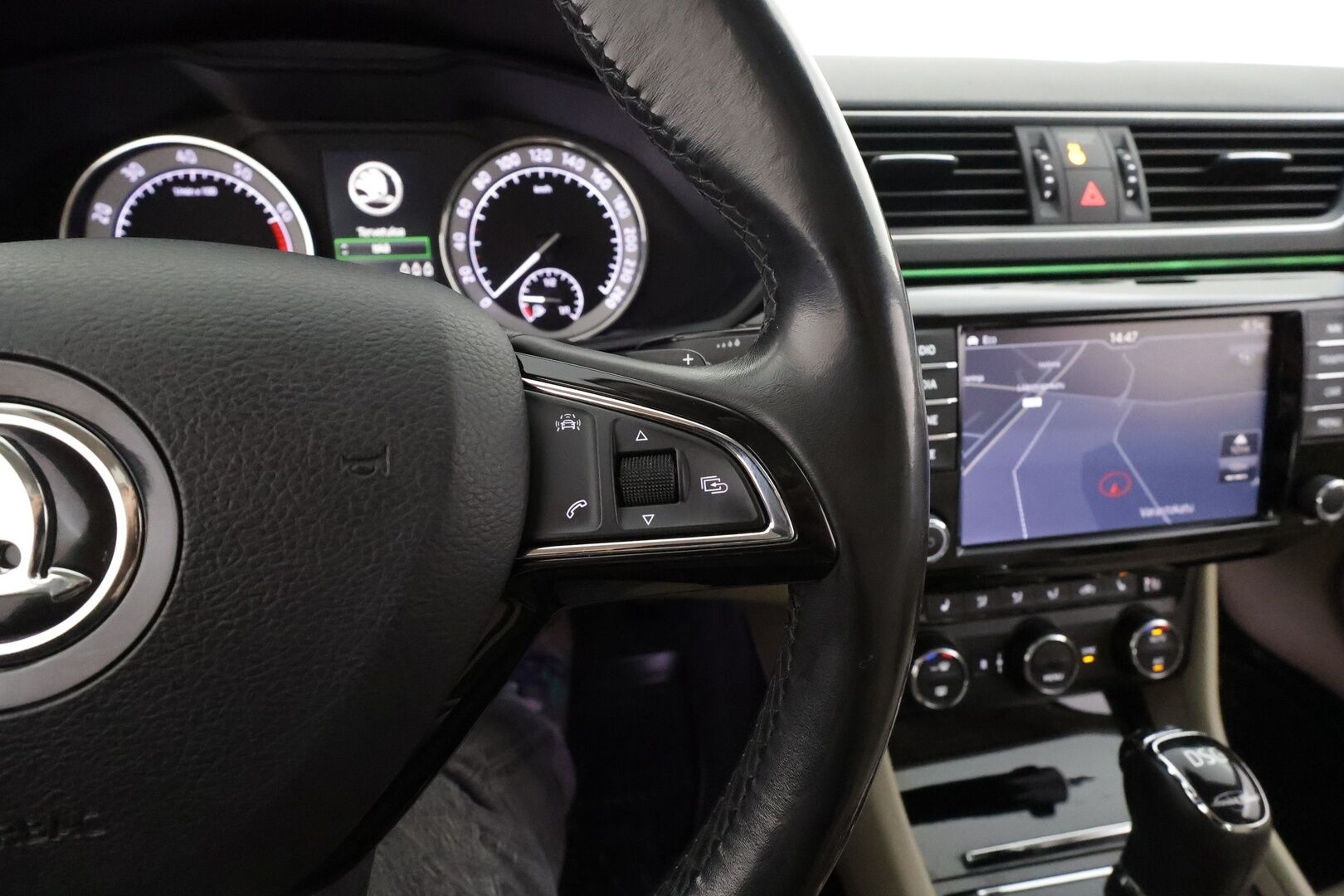 Skoda Superb 2017 Combi 2,0 TSI 280 4x4 L&K DSG * Webasto / Koukku / ACC / Xenon / Canton / Lasikattoluukku * - P.Kamera / Muistipenkki / Kahdet renkaat aluvanteilla