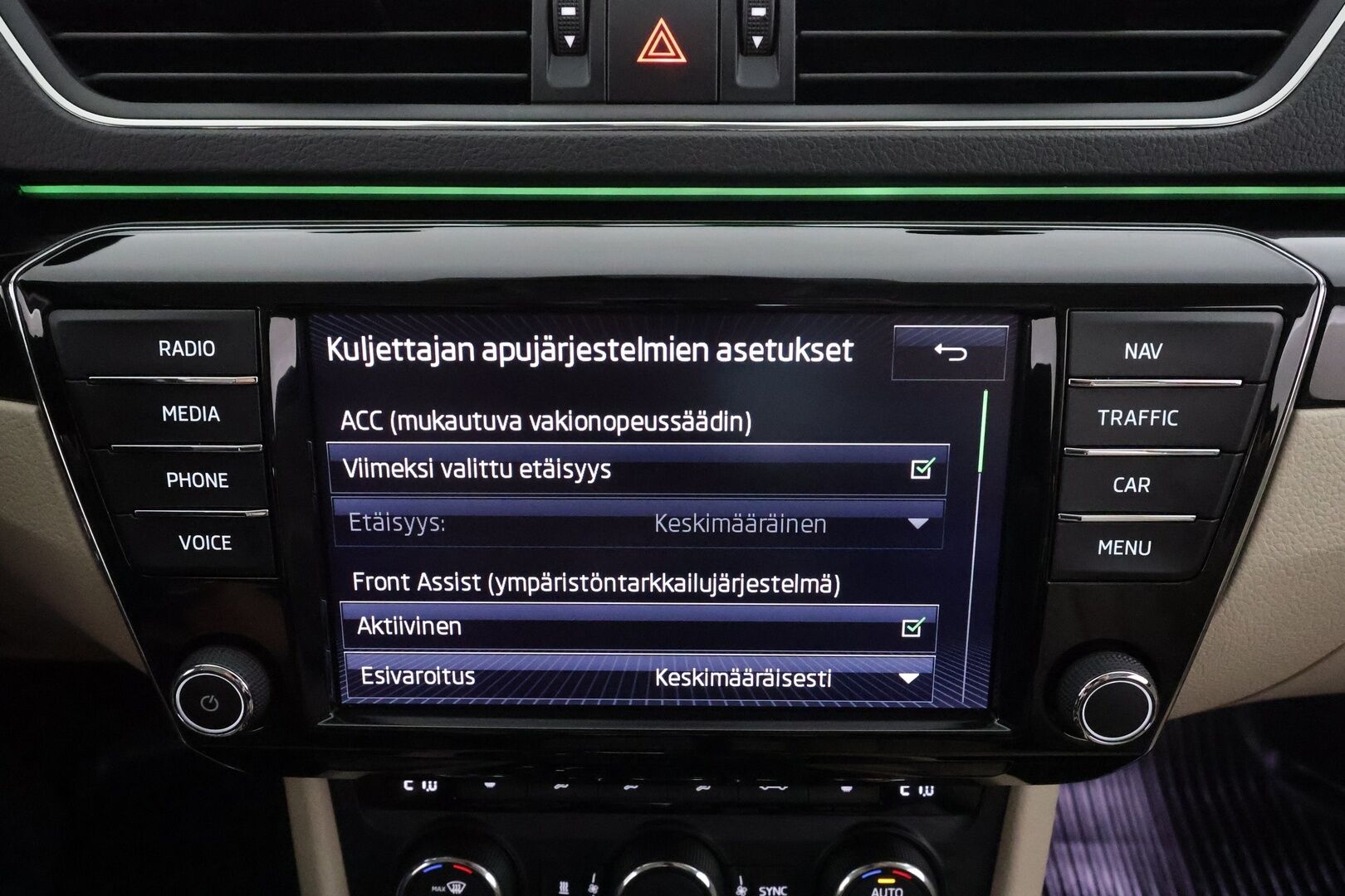 Skoda Superb 2017 Combi 2,0 TSI 280 4x4 L&K DSG * Webasto / Koukku / ACC / Xenon / Canton / Lasikattoluukku * - P.Kamera / Muistipenkki / Kahdet renkaat aluvanteilla - HULLUT AVAJAISHULINAT KORKOTARJOUS 3,29 %