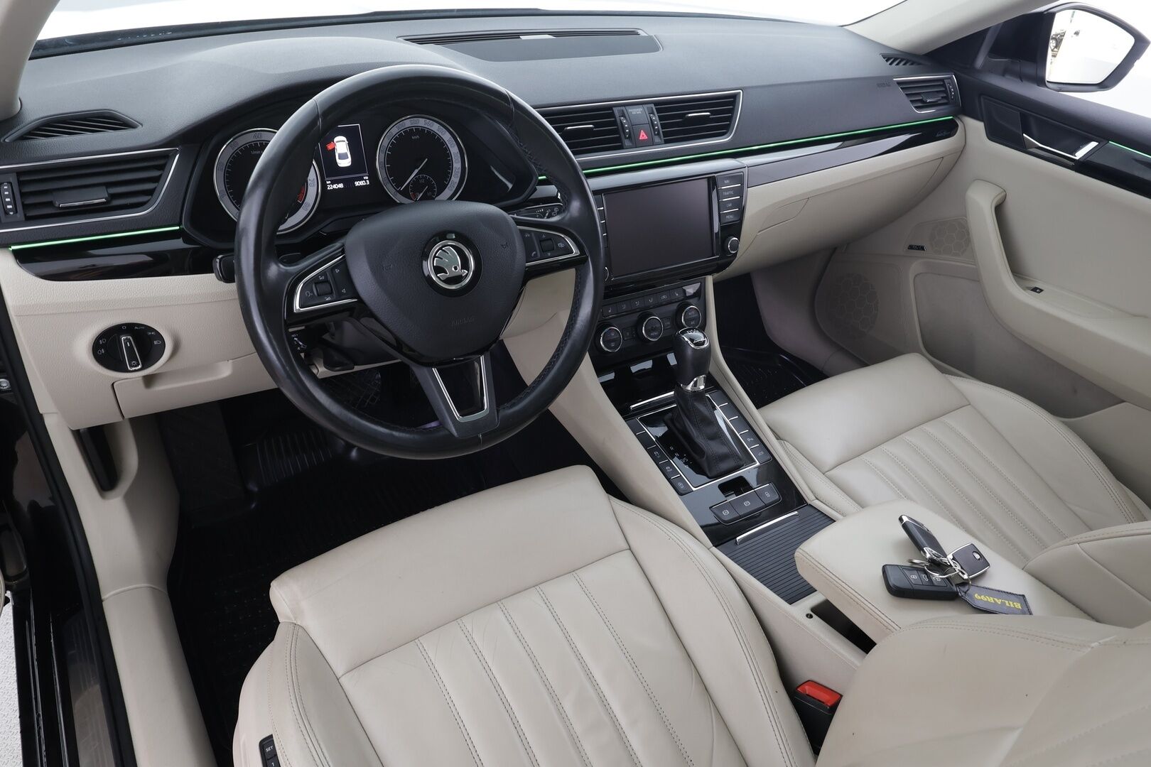 Skoda Superb 2017 Combi 2,0 TSI 280 4x4 L&K DSG * Webasto / Koukku / ACC / Xenon / Canton / Lasikattoluukku * - P.Kamera / Muistipenkki / Kahdet renkaat aluvanteilla