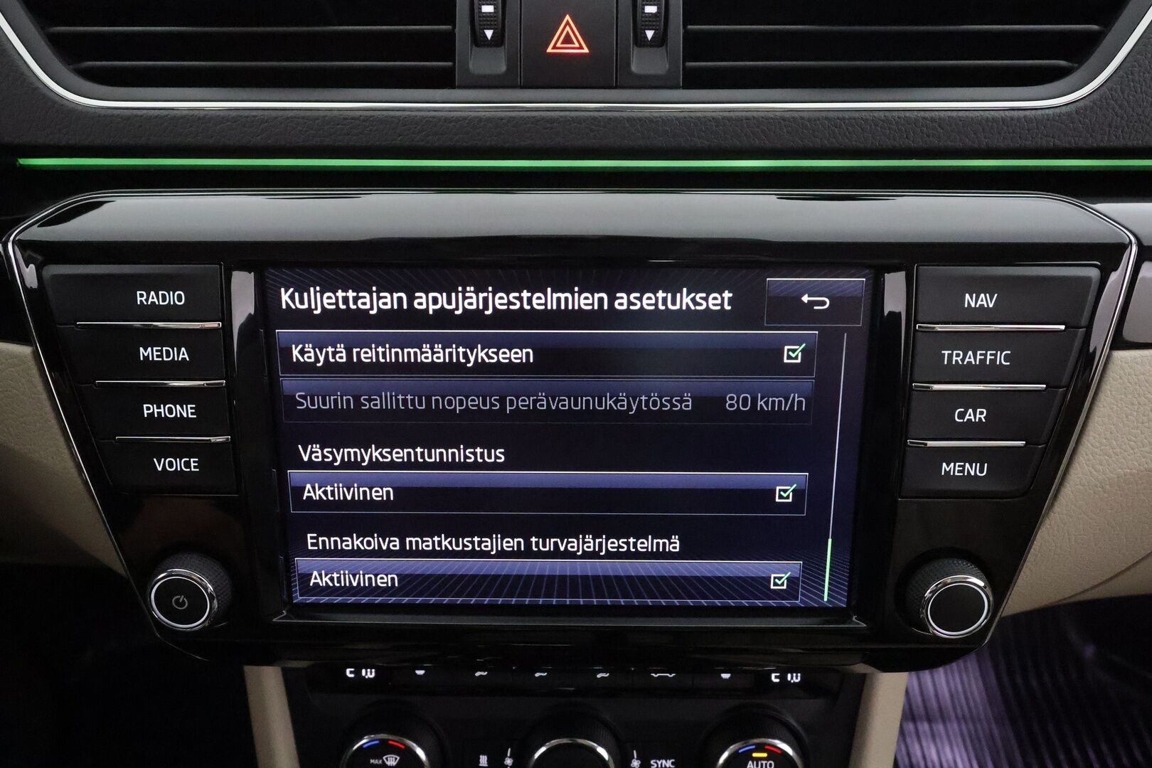 Skoda Superb 2017 Combi 2,0 TSI 280 4x4 L&K DSG * Webasto / Koukku / ACC / Xenon / Canton / Lasikattoluukku * - P.Kamera / Muistipenkki / Kahdet renkaat aluvanteilla - HULLUT AVAJAISHULINAT KORKOTARJOUS 3,29 %