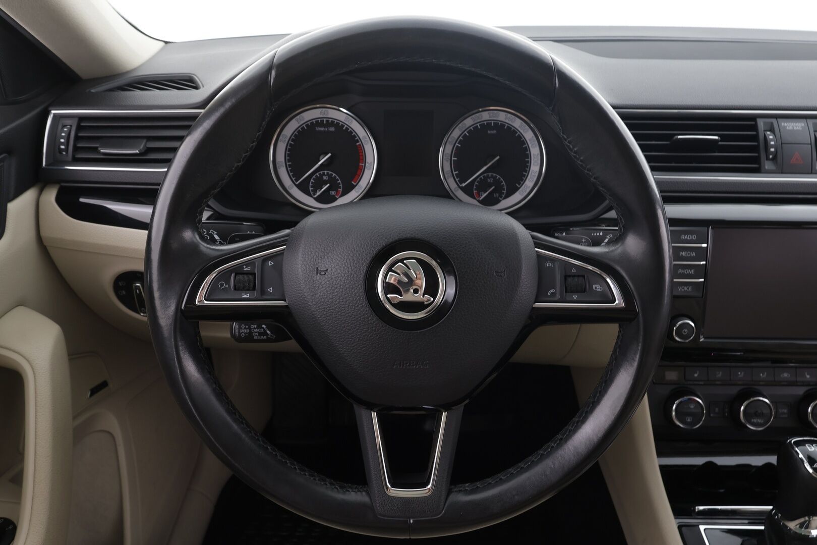 Skoda Superb 2017 Combi 2,0 TSI 280 4x4 L&K DSG * Webasto / Koukku / ACC / Xenon / Canton / Lasikattoluukku * - P.Kamera / Muistipenkki / Kahdet renkaat aluvanteilla