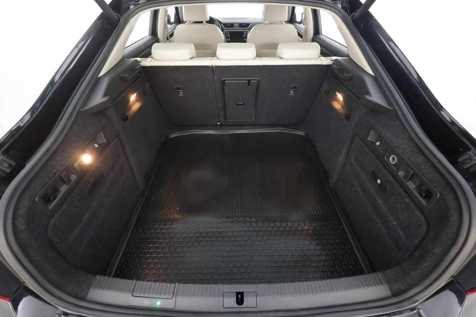 Skoda Superb 2017 Combi 2,0 TSI 280 4x4 L&K DSG - Webasto | Koukku | ACC | Navi | Muistipenkki | Laurin & Klement ulkonäkö | Canton | Lasikattoluukku | P.Kamera  | Kahdet renkaat aluvanteilla
