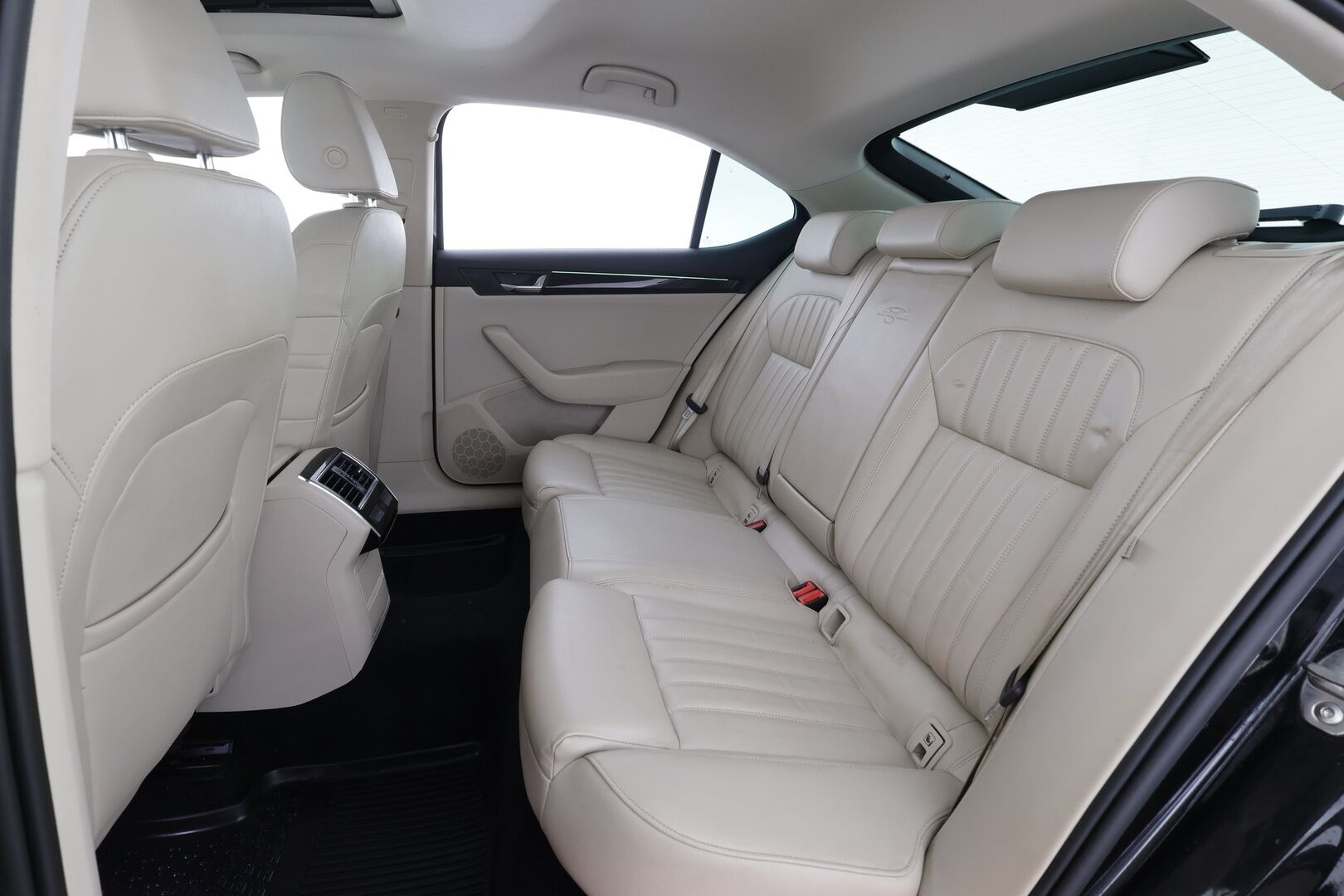 Skoda Superb 2017 Combi 2,0 TSI 280 4x4 L&K DSG - Webasto | Koukku | ACC | Navi | Muistipenkki | Laurin & Klement ulkonäkö | Canton | Lasikattoluukku | P.Kamera  | Kahdet renkaat aluvanteilla