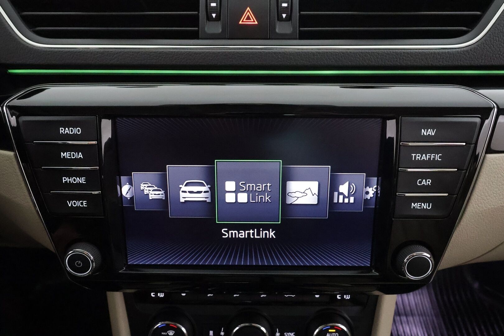 Skoda Superb 2017 Combi 2,0 TSI 280 4x4 L&K DSG - Webasto | Koukku | ACC | Navi | Muistipenkki | Laurin & Klement ulkonäkö | Canton | Lasikattoluukku | P.Kamera  | Kahdet renkaat aluvanteilla