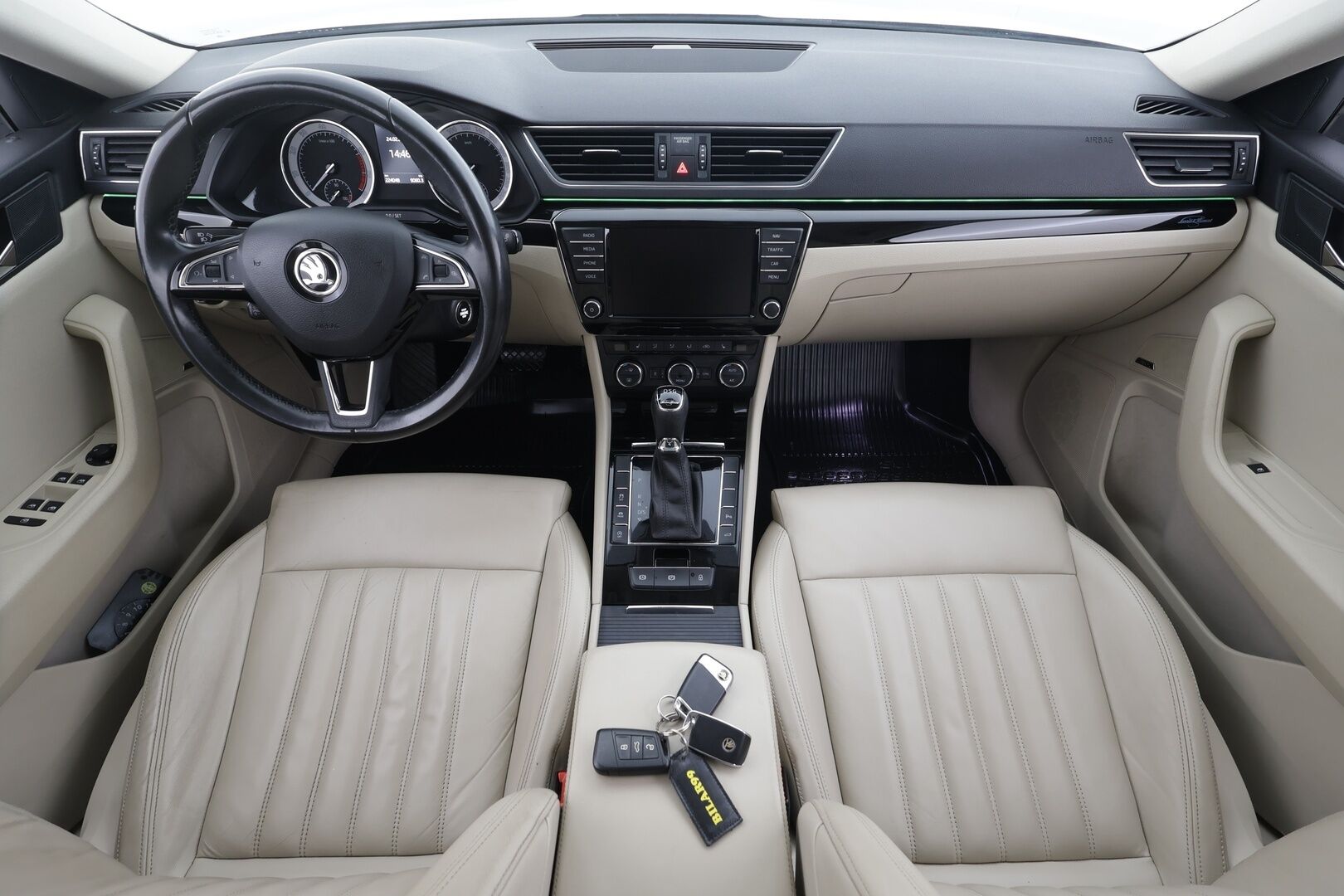 Skoda Superb 2017 Combi 2,0 TSI 280 4x4 L&K DSG * Webasto / Koukku / ACC / Xenon / Canton / Lasikattoluukku * - P.Kamera / Muistipenkki / Kahdet renkaat aluvanteilla