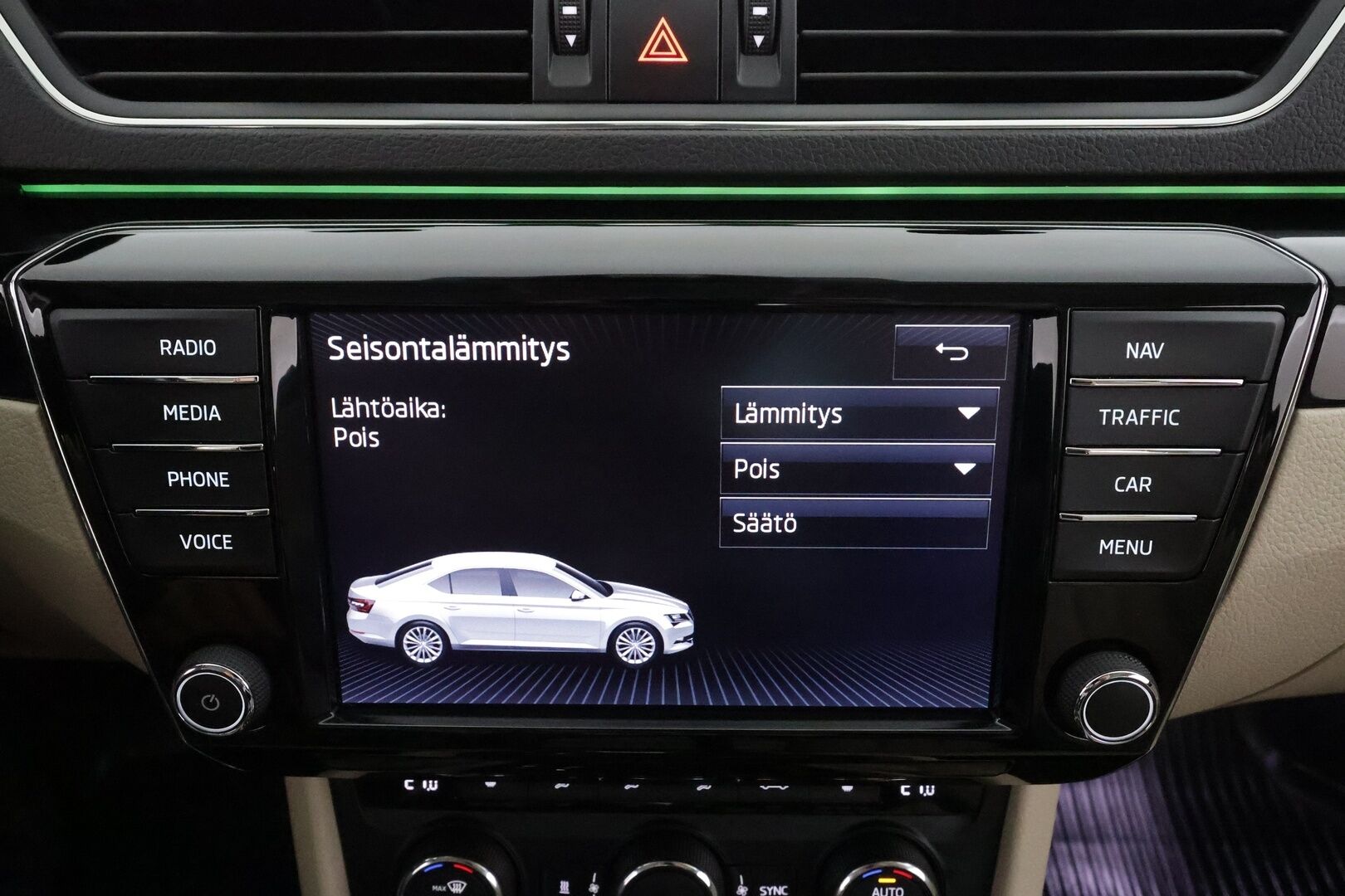 Skoda Superb 2017 Combi 2,0 TSI 280 4x4 L&K DSG * Webasto / Koukku / ACC / Xenon / Canton / Lasikattoluukku * - P.Kamera / Muistipenkki / Kahdet renkaat aluvanteilla