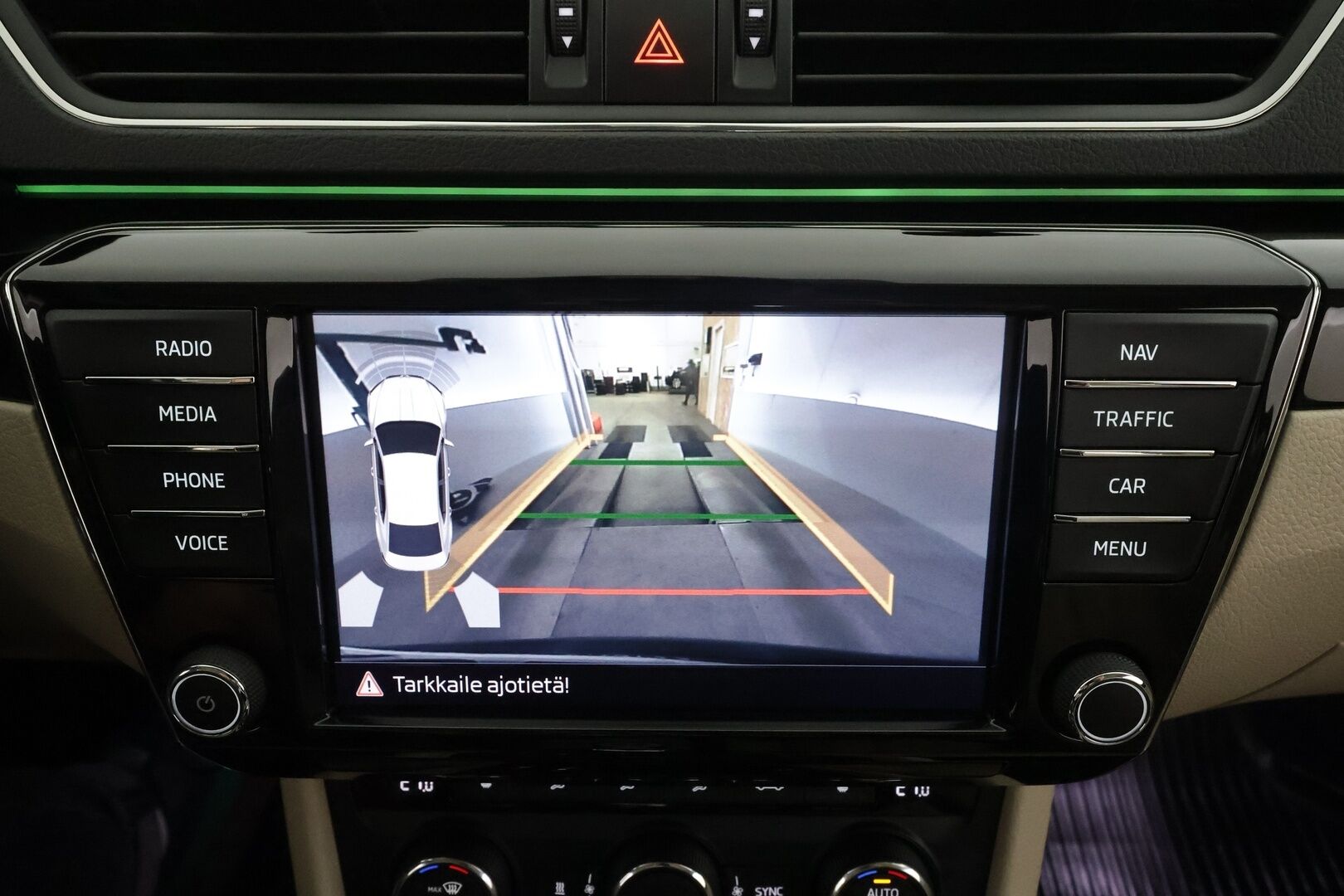 Skoda Superb 2017 Combi 2,0 TSI 280 4x4 L&K DSG - Webasto | Koukku | ACC | Navi | Muistipenkki | Laurin & Klement ulkonäkö | Canton | Lasikattoluukku | P.Kamera  | Kahdet renkaat aluvanteilla