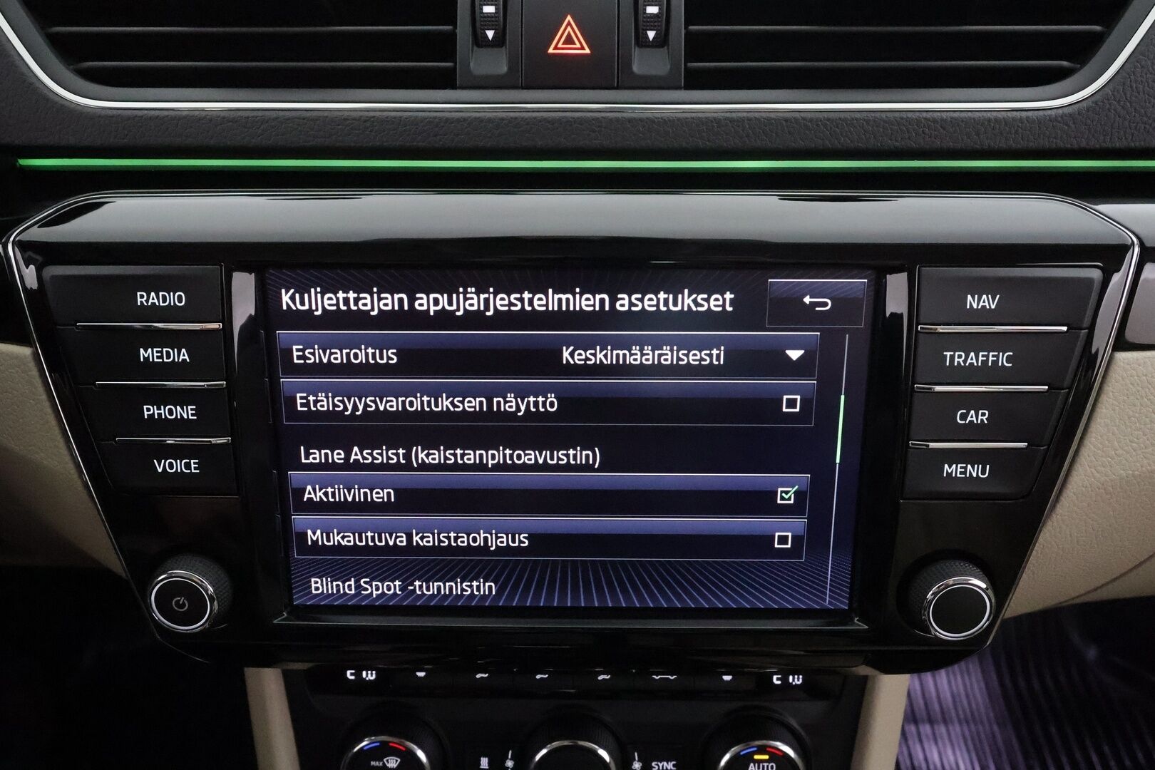 Skoda Superb 2017 Combi 2,0 TSI 280 4x4 L&K DSG * Webasto / Koukku / ACC / Xenon / Canton / Lasikattoluukku * - P.Kamera / Muistipenkki / Kahdet renkaat aluvanteilla