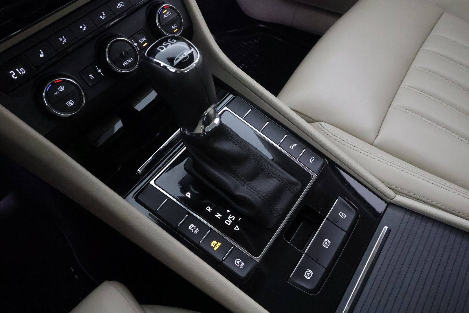 Skoda Superb 2017 Combi 2,0 TSI 280 4x4 L&K DSG * Webasto / Koukku / ACC / Xenon / Canton / Lasikattoluukku * - P.Kamera / Muistipenkki / Kahdet renkaat aluvanteilla - HULLUT AVAJAISHULINAT KORKOTARJOUS 3,29 %