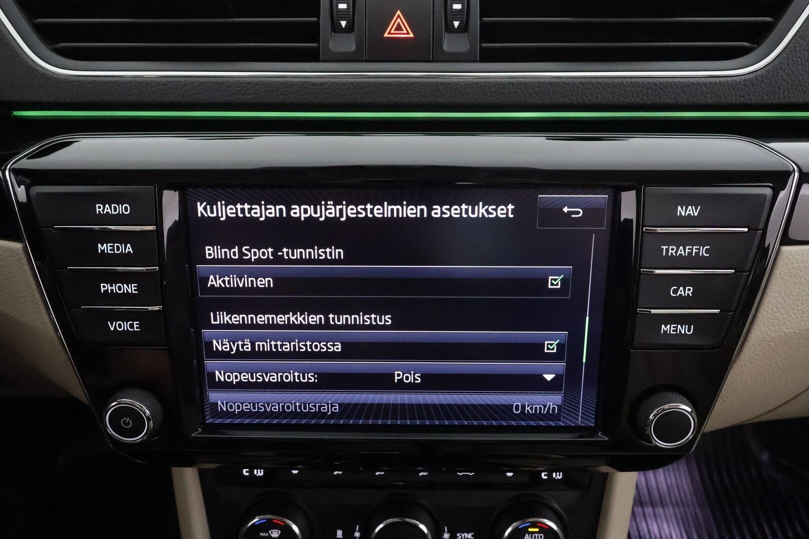 Skoda Superb 2017 Combi 2,0 TSI 280 4x4 L&K DSG * Webasto / Koukku / ACC / Xenon / Canton / Lasikattoluukku * - P.Kamera / Muistipenkki / Kahdet renkaat aluvanteilla