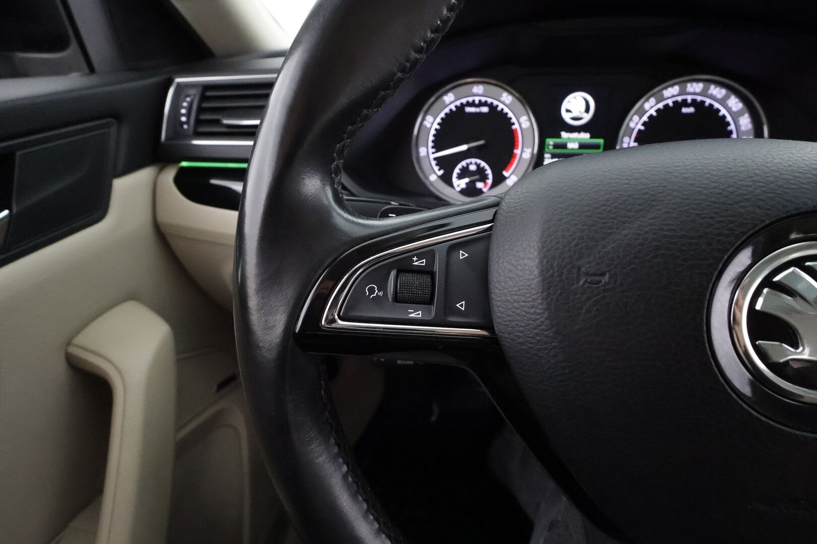 Skoda Superb 2017 Combi 2,0 TSI 280 4x4 L&K DSG - Webasto | Koukku | ACC | Navi | Muistipenkki | Laurin & Klement ulkonäkö | Canton | Lasikattoluukku | P.Kamera  | Kahdet renkaat aluvanteilla