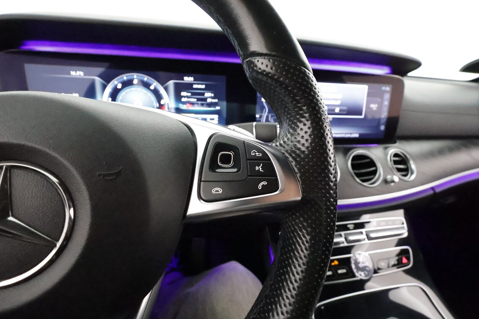 Mercedes-Benz E 2017 E 220 d 4MATIC Sedan A Premium Business AMG **Widescreen / Distronic+ / HUD / 360° / Webasto / Multibeam LED** - Apple&Android / Sporttipenkit / Navi 