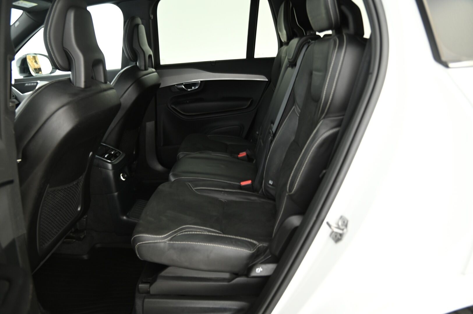 Volvo XC90 2020 T8 TwE AWD R-Design aut. ** 360° / Webasto / HUD / ACC / Full-LED / S-Koukku / BLIS / KeyLessGo** - 3,99 % KORKOTARJOUS TÄHÄN AUTOON - 7-paikkainen / Merkkihuollettu / Jakohihna vaihdettu!
