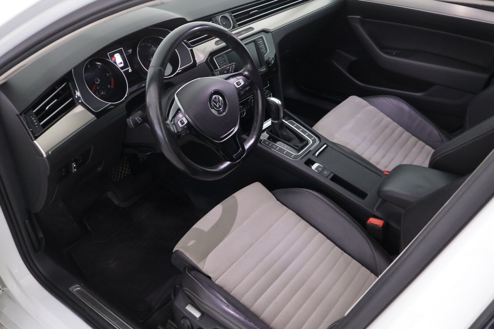Volkswagen Passat 2016 Variant Highline 2,0 TDI 110 kW (150 hv) DSG-automaatti - YritysOutlet - Myydään vain yrityksille - ACC | Webasto | KeylessGo | ErgoComfort | Koukku | Suomi-auto 