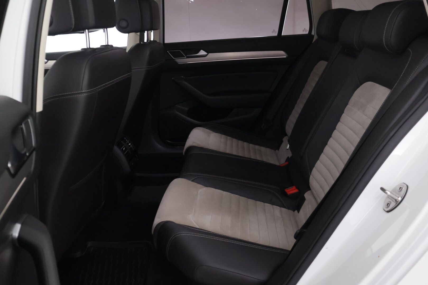 Volkswagen Passat 2016 Variant Highline 2,0 TDI 110 kW (150 hv) DSG-automaatti - YritysOutlet - Myydään vain yrityksille - ACC | Webasto | KeylessGo | ErgoComfort | Koukku | Suomi-auto 