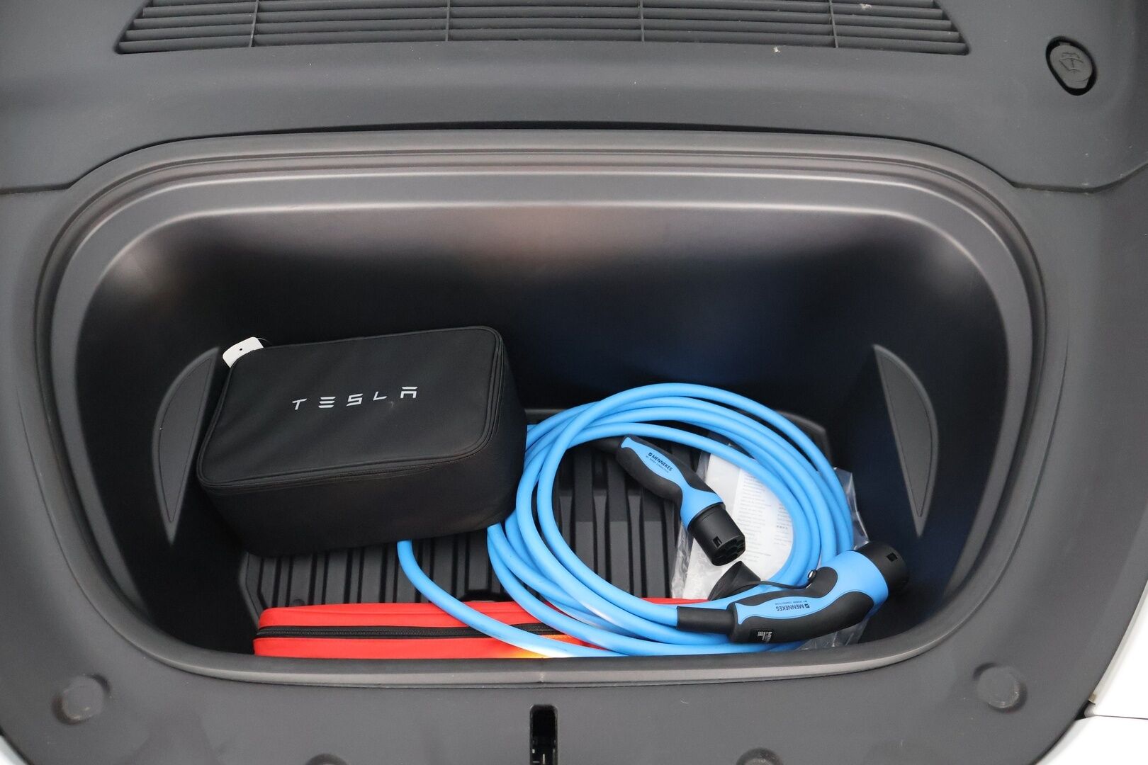 TESLA MODEL Y 2022 Performance - AMD Ryzen | Heat Pump | Koukku | Lasikatto | Nahat | Sähköluukku