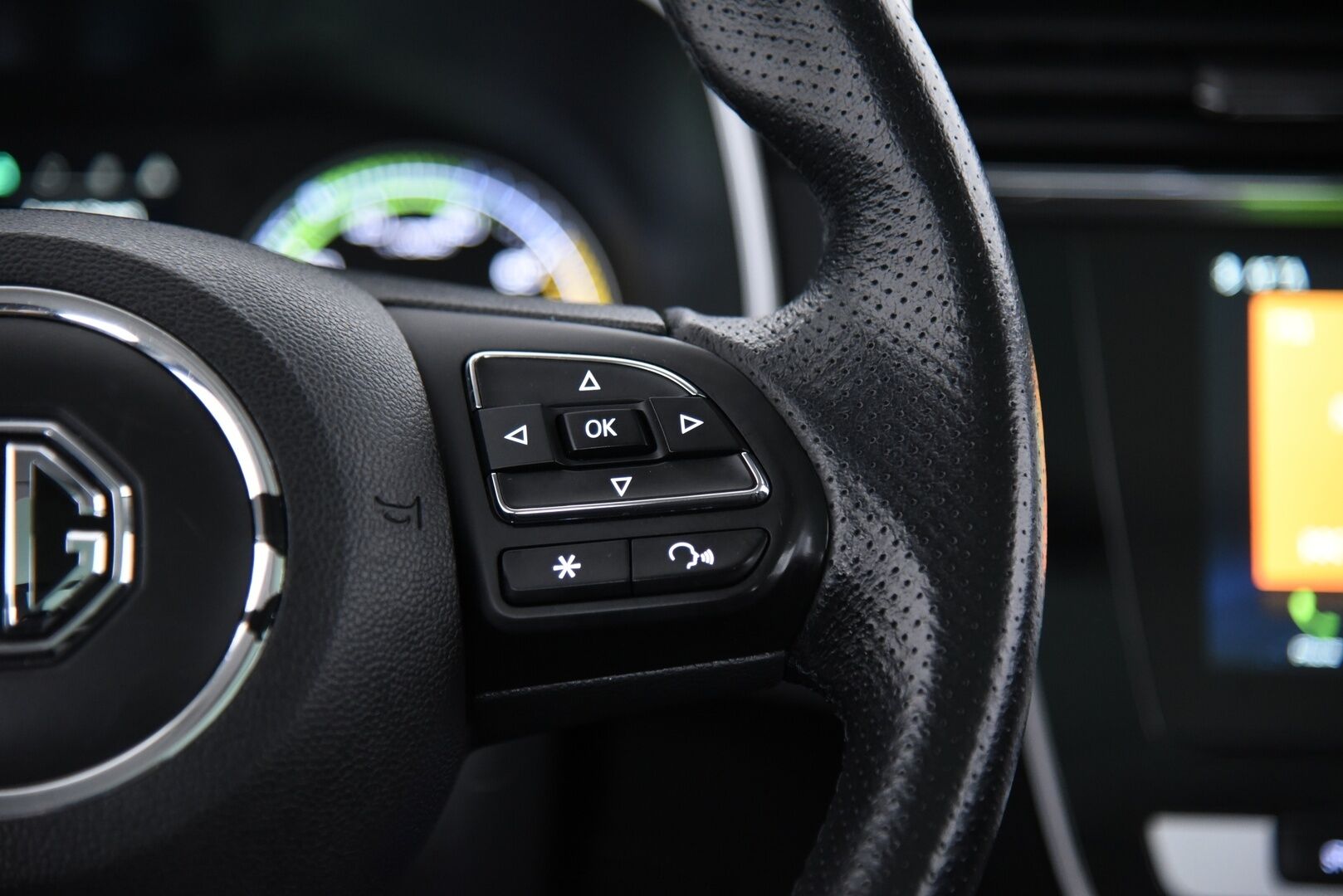 MG ZS 2021 EV Luxury / Adapt.Vakkari / Panorama / Nahkasisusta / P.Kamera / KeylessGo / Apple&Android / - 2x renkaat&vanteet / Juuri huollettu / Todella siisti - HULLU BLACKWEEK KORKOTARJOUS 2,49%