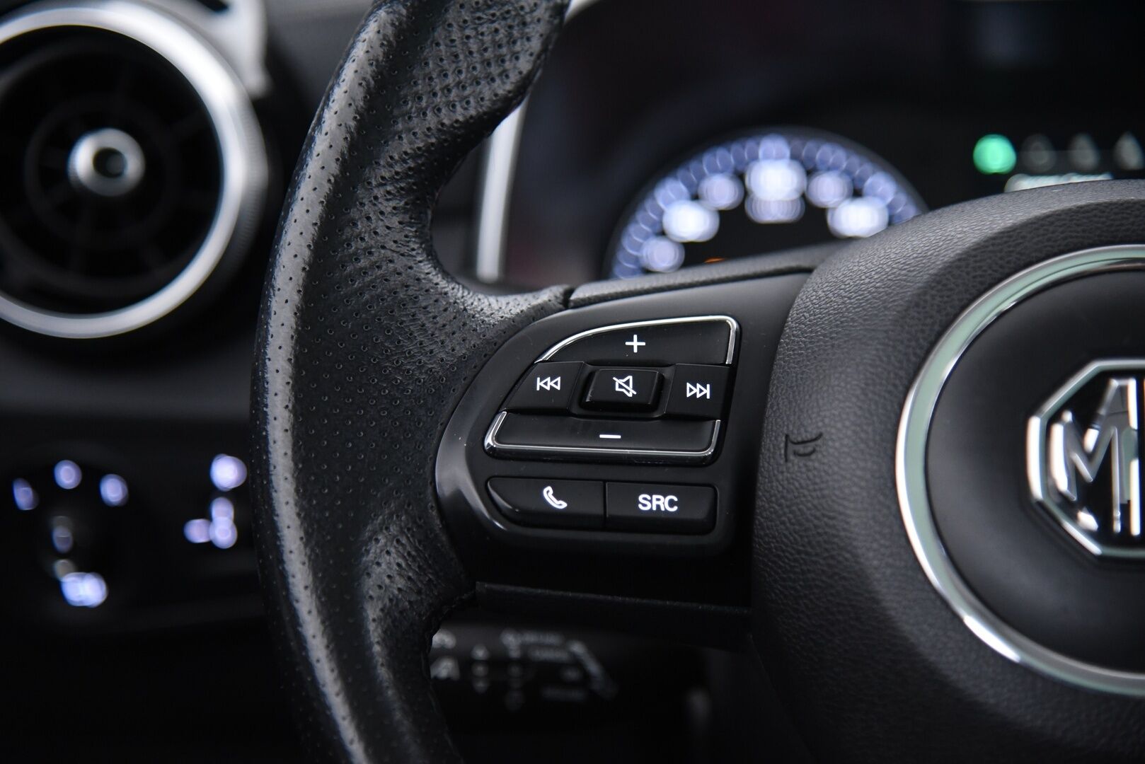 MG ZS 2021 EV Luxury / Adapt.Vakkari / Panorama / Nahkasisusta / P.Kamera / KeylessGo / Apple&Android / - 2x renkaat&vanteet / Juuri huollettu / Todella siisti - Osta nyt, maksa vasta ensi vuonna