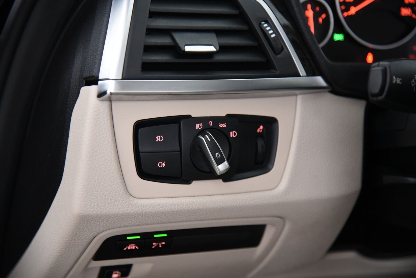 BMW 330 2017 e F30 LCI Sedan A Business Luxury /  Adapt. Vakkari / Lasikattoluukku / Vaaleat Nahat / Prof. Navi / M-Sport Ratti ** - Juuri katsastettu / Koti- ja kauppakeskuslaturi / 2x renkaat aluvanteilla - Osta nyt, maksa vasta ensi vuonna