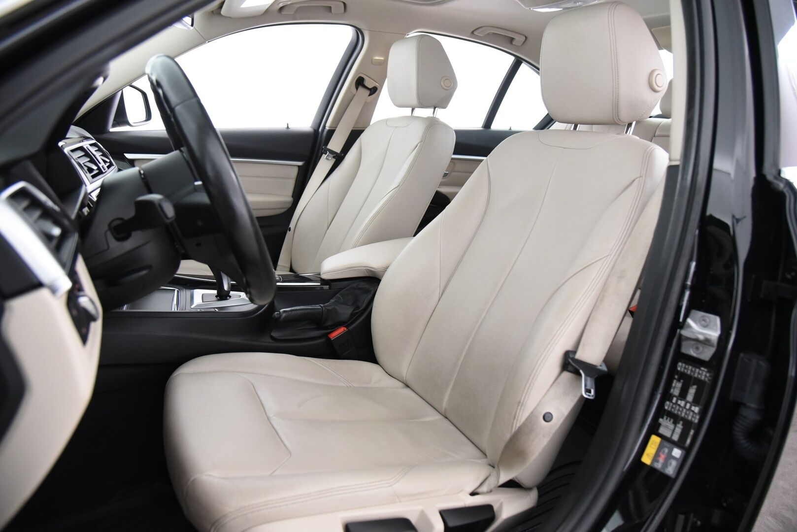 BMW 330 2017 e F30 LCI Sedan A Business Luxury /  Adapt. Vakkari / Lasikattoluukku / Vaaleat Nahat / Prof. Navi / M-Sport Ratti ** - Juuri katsastettu / Koti- ja kauppakeskuslaturi / 2x renkaat aluvanteilla - Osta nyt, maksa vasta ensi vuonna