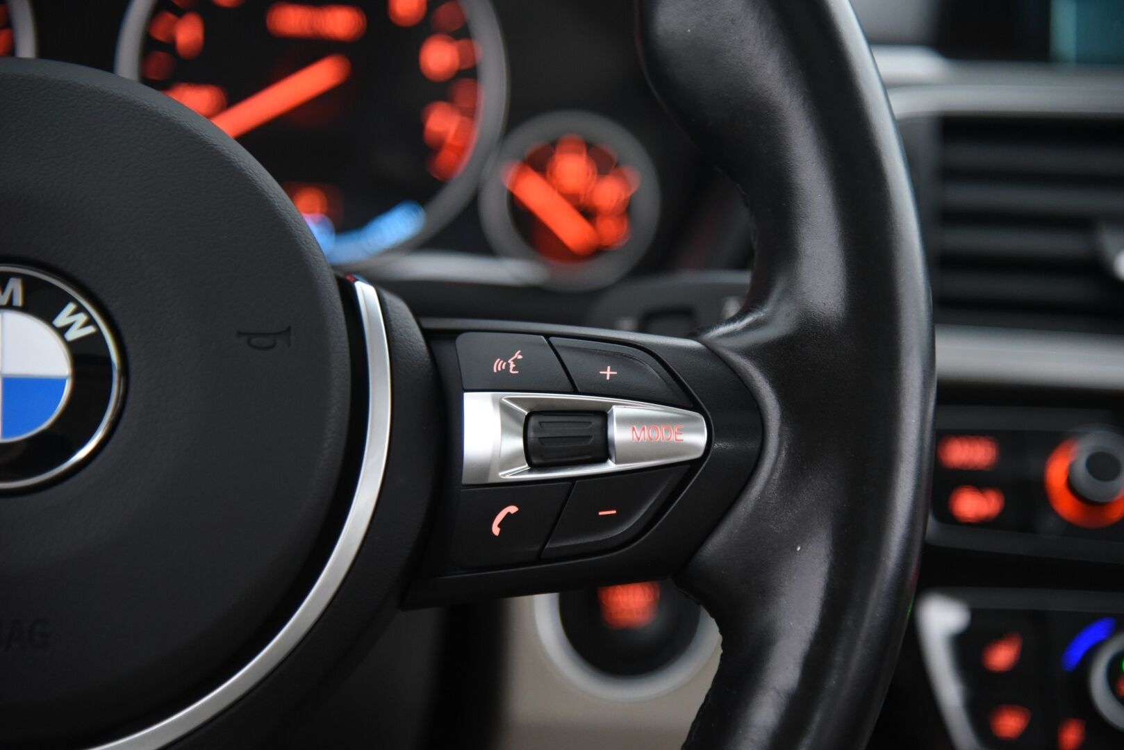 BMW 330 2017 e F30 LCI Sedan A Business Luxury /  Adapt. Vakkari / Lasikattoluukku / Vaaleat Nahat / Prof. Navi / M-Sport Ratti ** - Juuri katsastettu / Koti- ja kauppakeskuslaturi / 2x renkaat aluvanteilla - Osta nyt, maksa vasta ensi vuonna