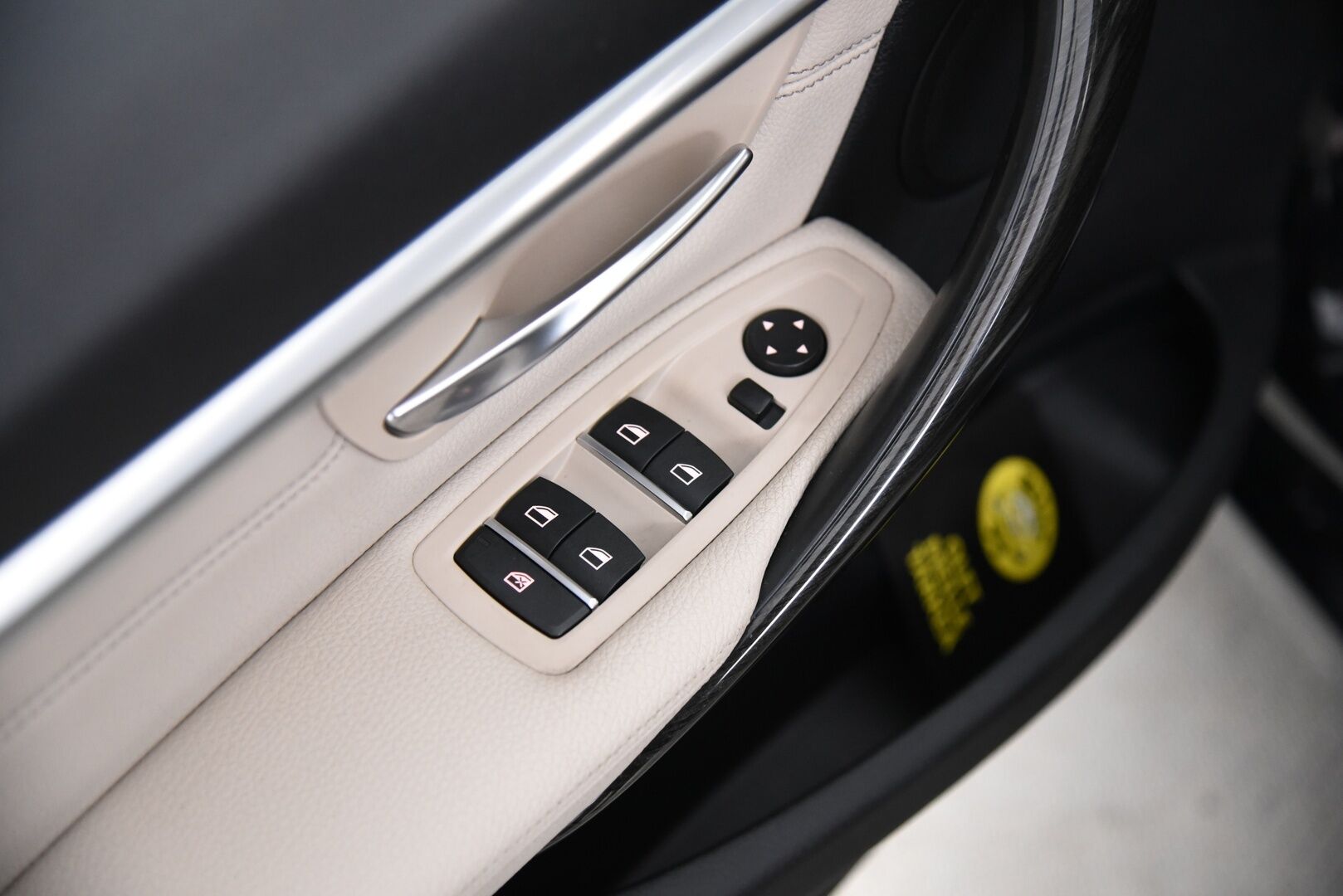 BMW 330 2017 e F30 LCI Sedan A Business Luxury /  Adapt. Vakkari / Lasikattoluukku / Vaaleat Nahat / Prof. Navi / M-Sport Ratti ** - Juuri katsastettu / Koti- ja kauppakeskuslaturi / 2x renkaat aluvanteilla - Osta nyt, maksa vasta ensi vuonna