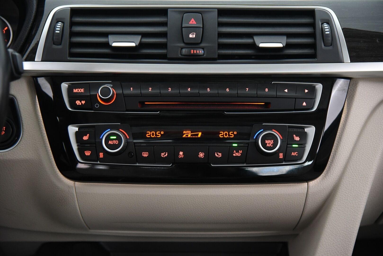 BMW 330 2017 e F30 LCI Sedan A Business Luxury /  Adapt. Vakkari / Lasikattoluukku / Vaaleat Nahat / Prof. Navi / M-Sport Ratti ** - Juuri katsastettu / Koti- ja kauppakeskuslaturi / 2x renkaat aluvanteilla - Osta nyt, maksa vasta ensi vuonna