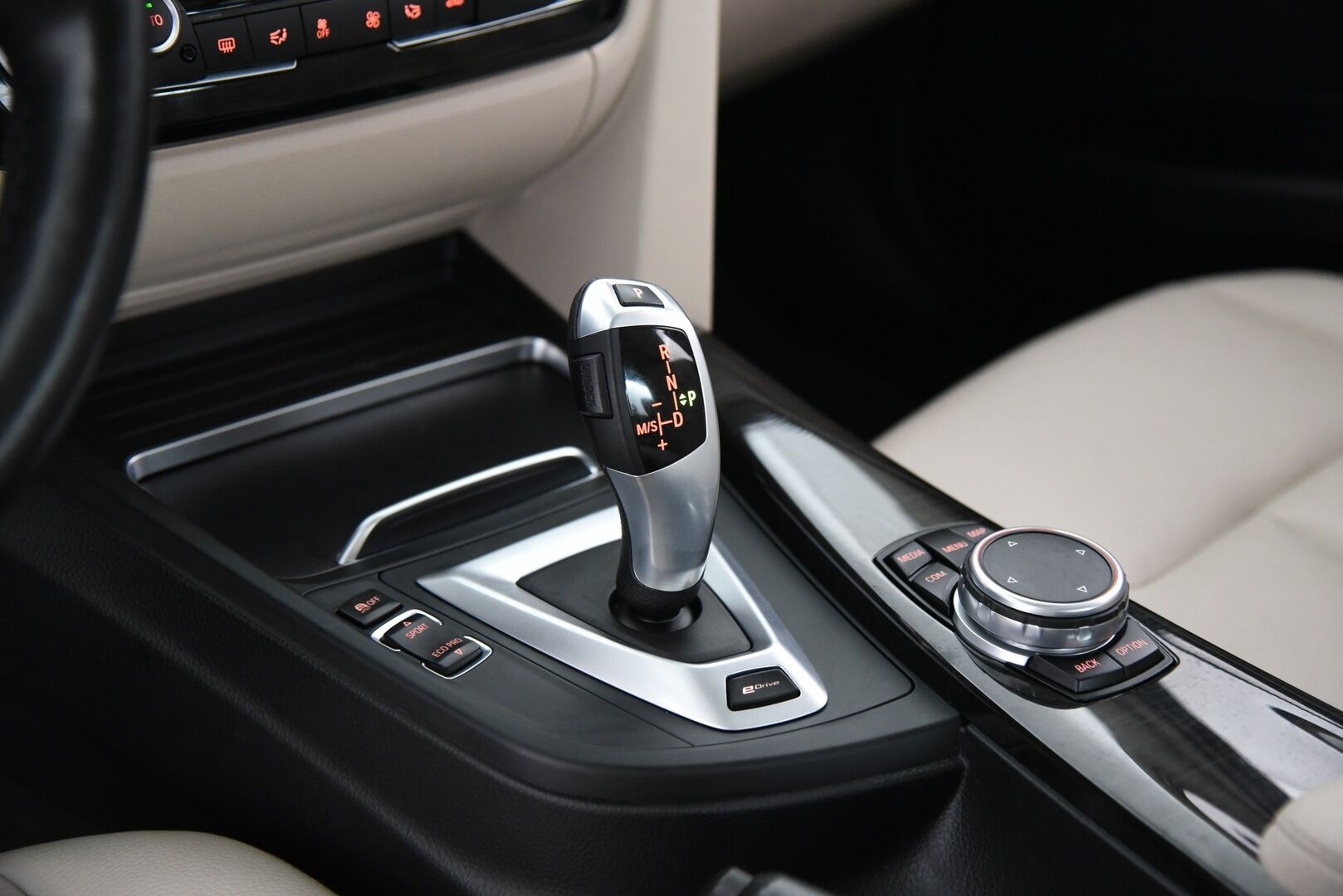 BMW 330 2017 e F30 LCI Sedan A Business Luxury /  Adapt. Vakkari / Lasikattoluukku / Vaaleat Nahat / Prof. Navi / M-Sport Ratti ** - Juuri katsastettu / Koti- ja kauppakeskuslaturi / 2x renkaat aluvanteilla - Osta nyt, maksa vasta ensi vuonna