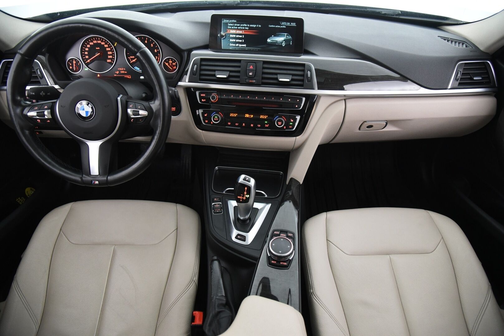BMW 330 2017 e F30 LCI Sedan A Business Luxury /  Adapt. Vakkari / Lasikattoluukku / Vaaleat Nahat / Prof. Navi / M-Sport Ratti ** - Juuri katsastettu / Koti- ja kauppakeskuslaturi / 2x renkaat aluvanteilla