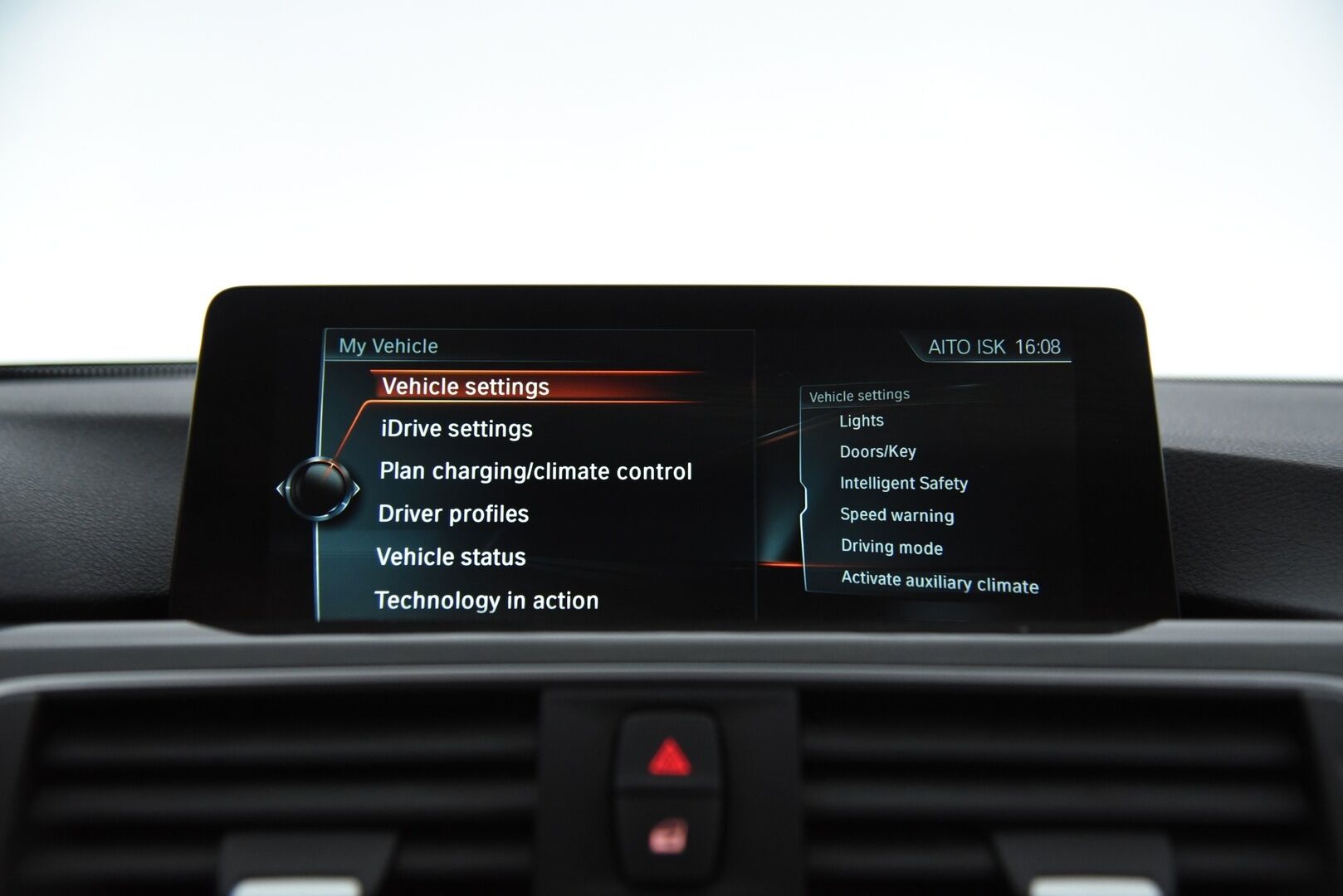 BMW 330 2017 e F30 LCI Sedan A Business Luxury /  Adapt. Vakkari / Lasikattoluukku / Vaaleat Nahat / Prof. Navi / M-Sport Ratti ** - Juuri katsastettu / Koti- ja kauppakeskuslaturi / 2x renkaat aluvanteilla - Osta nyt, maksa vasta ensi vuonna