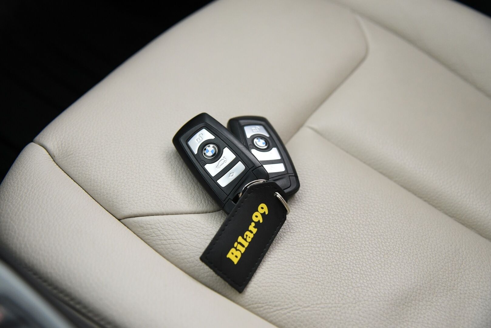 BMW 330 2017 e F30 LCI Sedan A Business Luxury /  Adapt. Vakkari / Lasikattoluukku / Vaaleat Nahat / Prof. Navi / M-Sport Ratti ** - Juuri katsastettu / Koti- ja kauppakeskuslaturi / 2x renkaat aluvanteilla - Osta nyt, maksa vasta ensi vuonna