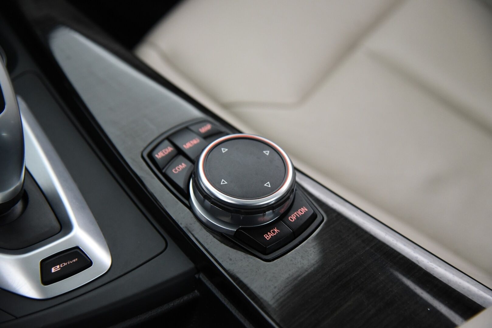 BMW 330 2017 e F30 LCI Sedan A Business Luxury /  Adapt. Vakkari / Lasikattoluukku / Vaaleat Nahat / Prof. Navi / M-Sport Ratti ** - Juuri katsastettu / Koti- ja kauppakeskuslaturi / 2x renkaat aluvanteilla - Osta nyt, maksa vasta ensi vuonna