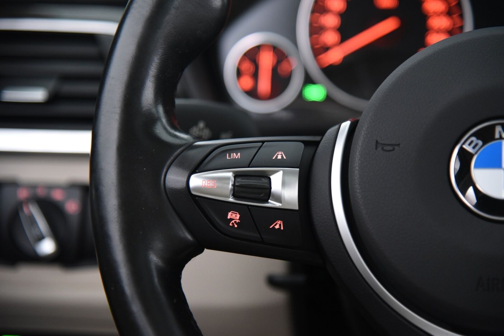 BMW 330 2017 e F30 LCI Sedan A Business Luxury /  Adapt. Vakkari / Lasikattoluukku / Vaaleat Nahat / Prof. Navi / M-Sport Ratti ** - Juuri katsastettu / Koti- ja kauppakeskuslaturi / 2x renkaat aluvanteilla - Osta nyt, maksa vasta ensi vuonna