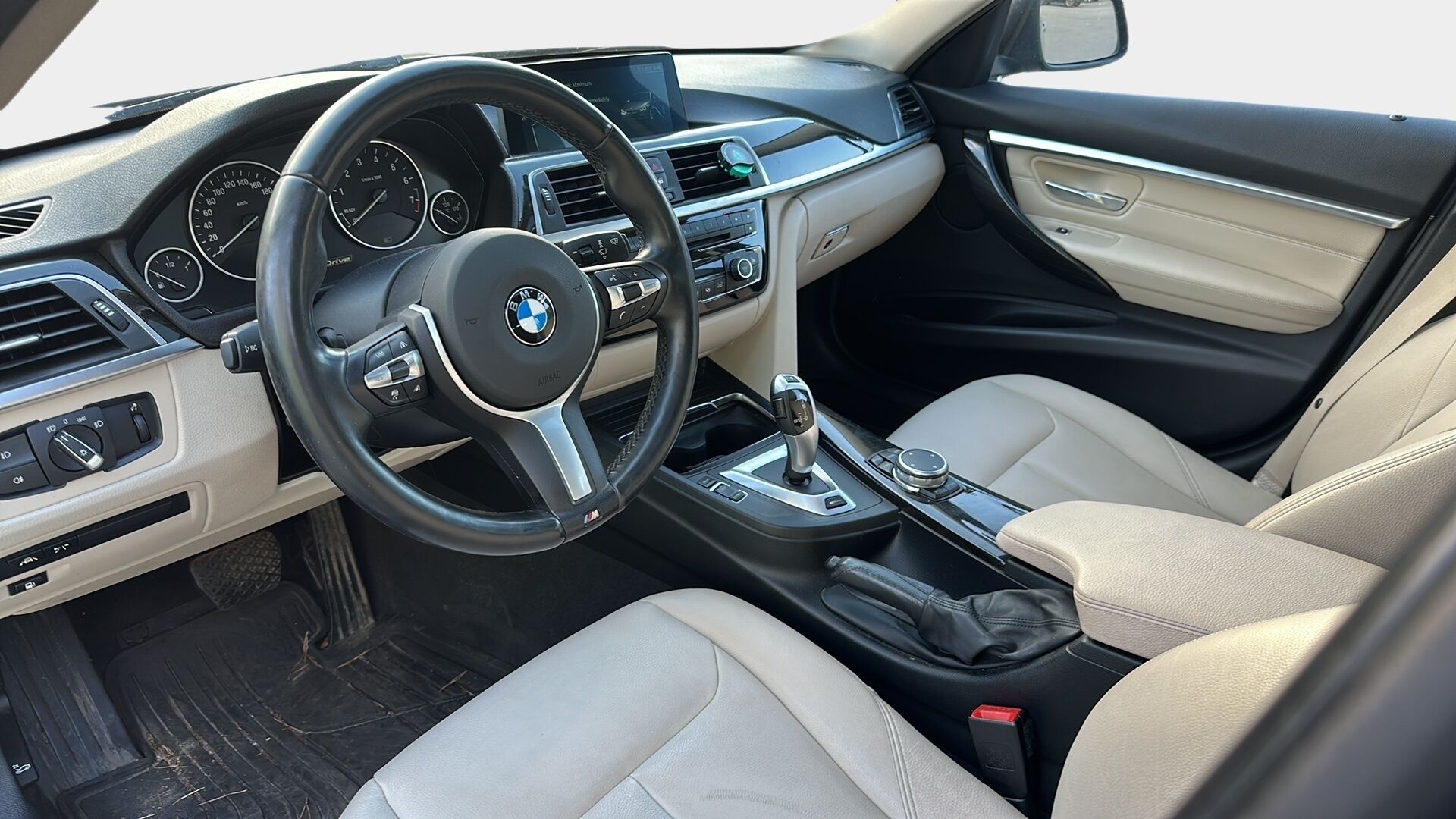 BMW 330 2017 e F30 LCI Sedan A Business Luxury /  Adapt. Vakkari / Lasikattoluukku / Vaaleat Nahat / Prof. Navi / M-Sport Ratti ** - Juuri katsastettu / Koti- ja kauppakeskuslaturi / 2x renkaat aluvanteilla