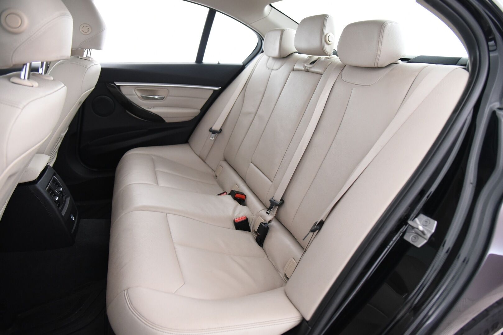 BMW 330 2017 e F30 LCI Sedan A Business Luxury /  Adapt. Vakkari / Lasikattoluukku / Vaaleat Nahat / Prof. Navi / M-Sport Ratti ** - Juuri katsastettu / Koti- ja kauppakeskuslaturi / 2x renkaat aluvanteilla