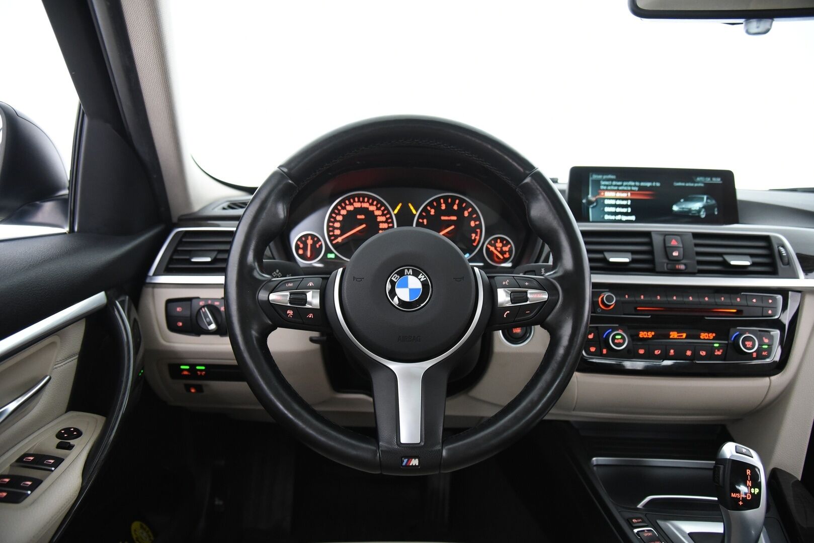 BMW 330 2017 e F30 LCI Sedan A Business Luxury /  Adapt. Vakkari / Lasikattoluukku / Vaaleat Nahat / Prof. Navi / M-Sport Ratti ** - Juuri katsastettu / Koti- ja kauppakeskuslaturi / 2x renkaat aluvanteilla