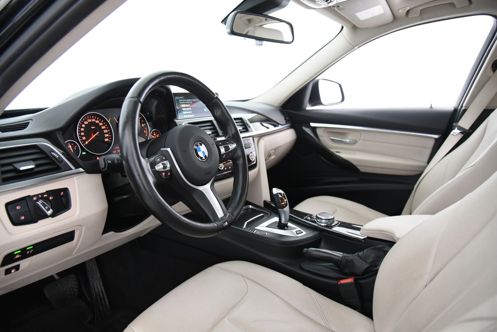 BMW 330 2017 e F30 LCI Sedan A Business Luxury /  Adapt. Vakkari / Lasikattoluukku / Vaaleat Nahat / Prof. Navi / M-Sport Ratti ** - Juuri katsastettu / Koti- ja kauppakeskuslaturi / 2x renkaat aluvanteilla