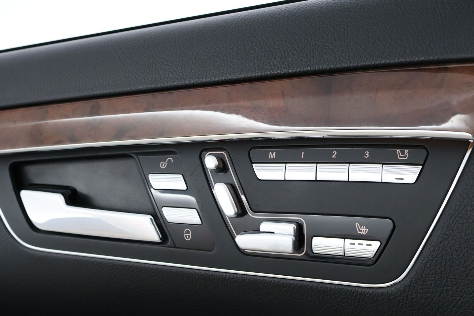 Mercedes-Benz S 2009 350 - *AMG-ulkopaketti / P-kamera / Muistipenkit / Kattoluukku / Näyttävä!! / Vähän ajettu!!** MYYDÄÄN HUUTOKAUPAT.COMISSA!!*