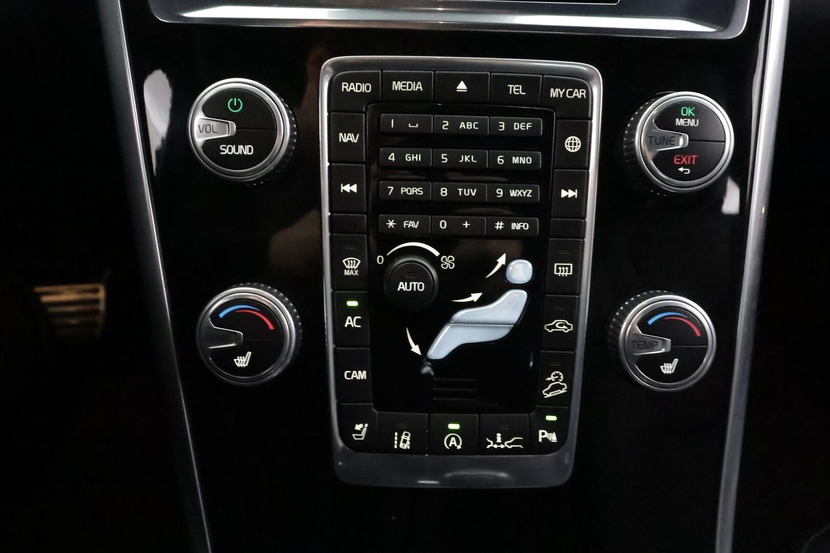 Volvo XC60 2016 D5 AWD Summum aut - | ACC | Webasto | Koukku | Harman/Kardon | Muistipenkki | Sähkönahat | Keyless | P.kamera | BLIS | Kaistavahti | Navi | Sähk. takaluukku |
