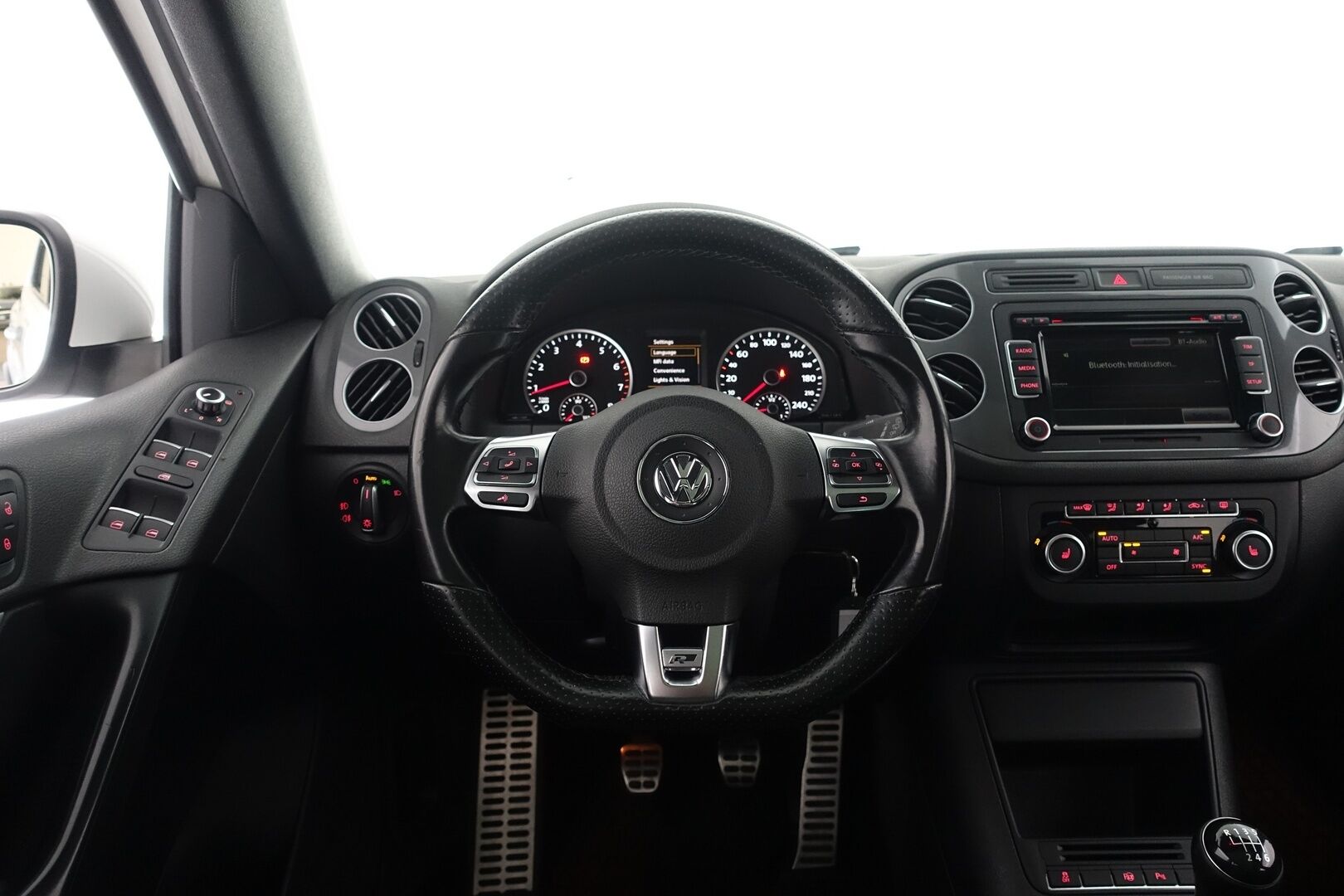 Volkswagen Tiguan 2015 1.4 TSI R-Line 4MOTION - | Juuri huollettu! | Jakoketju vaihdettu! | Panorama | Nahkasisusta | Sähköpenkit | Vetokoukku | P.kamera & tutkat | - KORKO VAIN 3,99 %