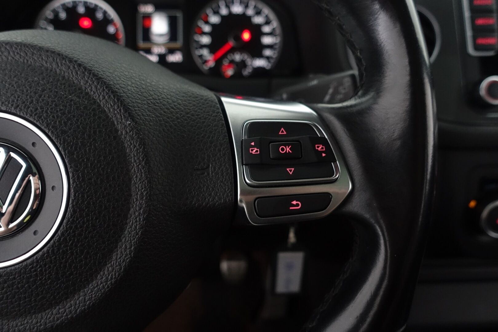 Volkswagen Tiguan 2015 1.4 TSI R-Line 4MOTION - | Juuri huollettu! | Jakoketju vaihdettu! | Panorama | Nahkasisusta | Sähköpenkit | Vetokoukku | P.kamera & tutkat | - KORKO VAIN 3,99 %