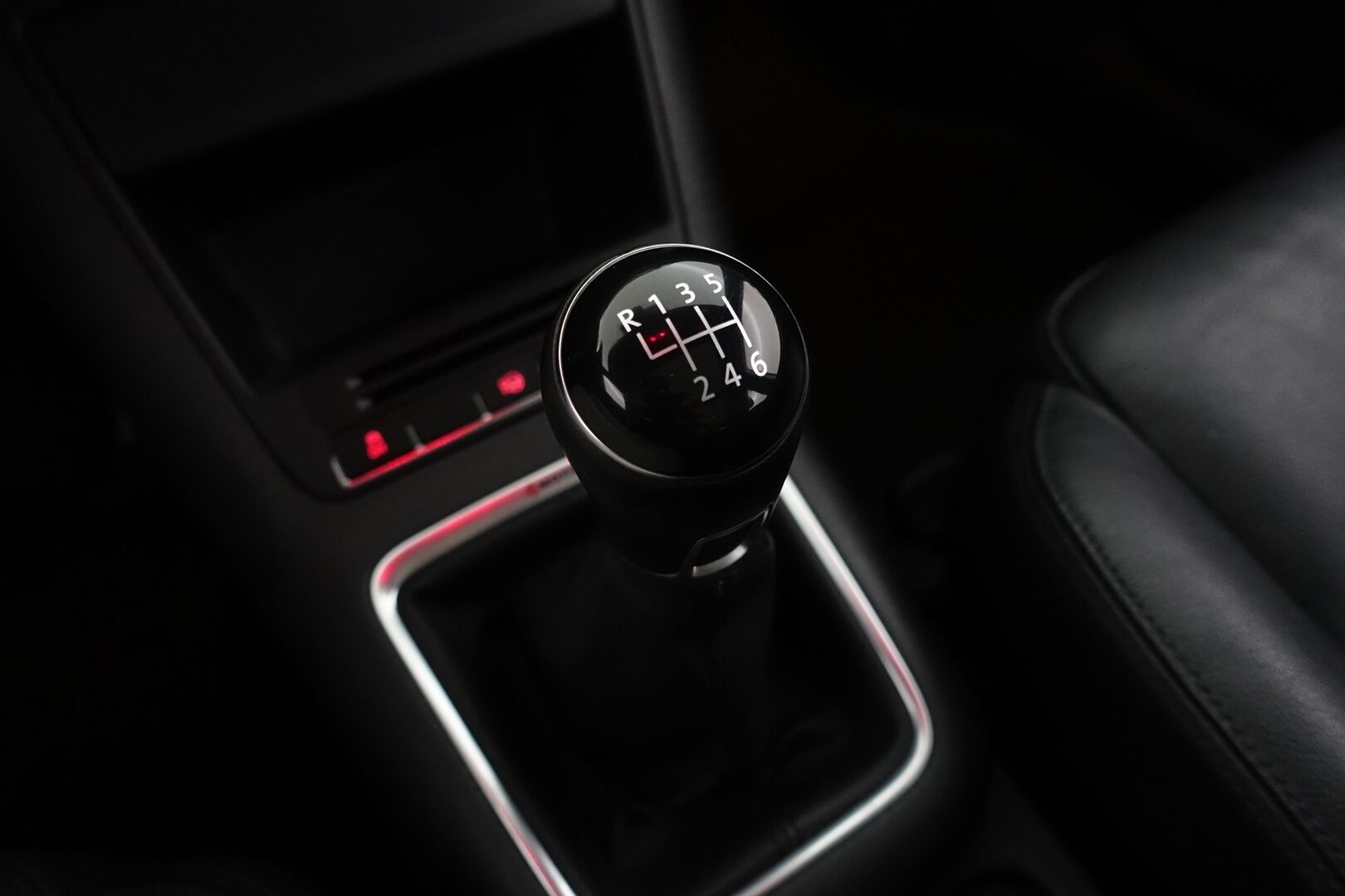 Volkswagen Tiguan 2015 1.4 TSI R-Line 4MOTION - | Juuri huollettu! | Jakoketju vaihdettu! | Panorama | Nahkasisusta | Sähköpenkit | Vetokoukku | P.kamera & tutkat | - KORKO VAIN 3,99 %