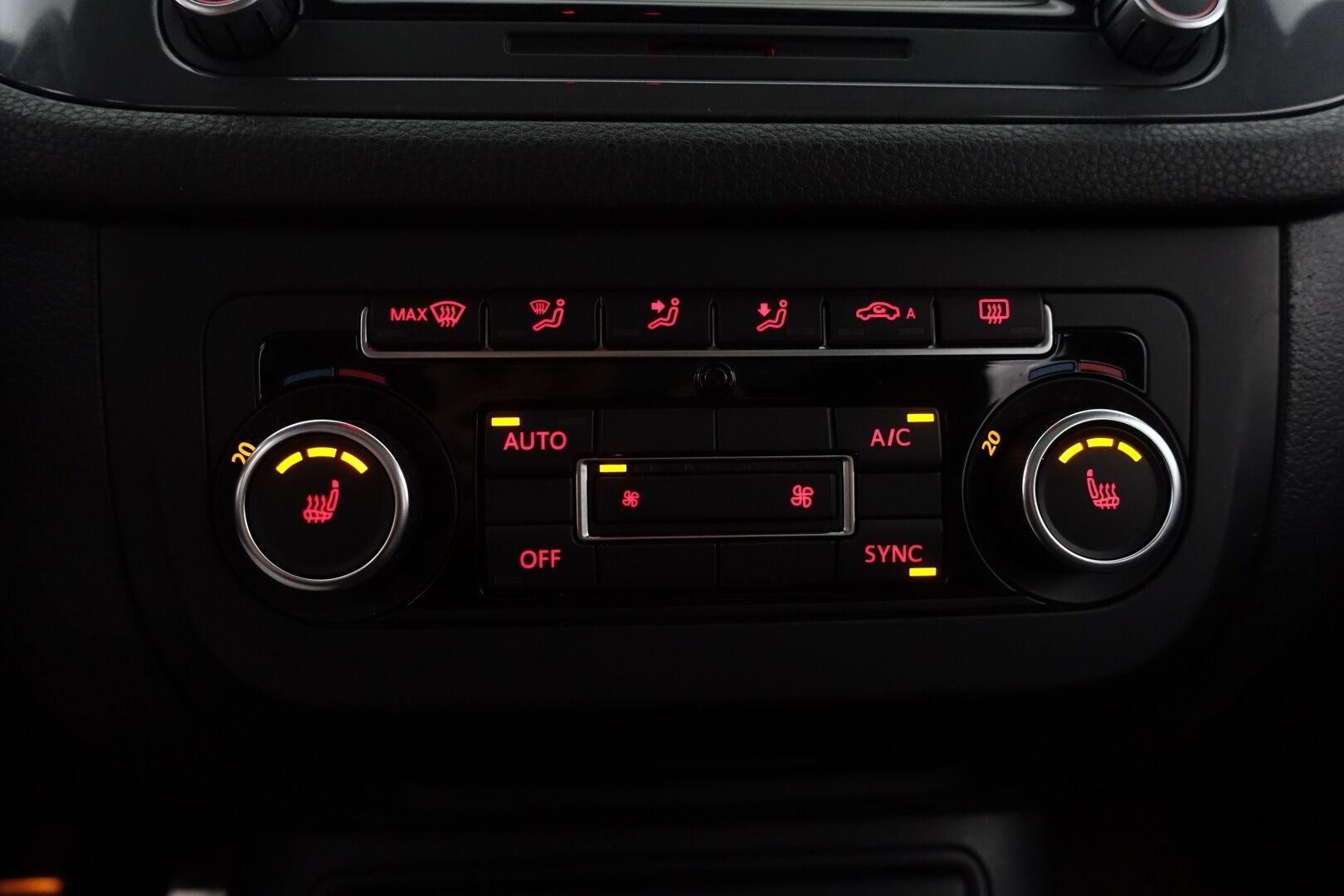 Volkswagen Tiguan 2015 1.4 TSI R-Line 4MOTION - | Juuri huollettu! | Jakoketju vaihdettu! | Panorama | Nahkasisusta | Sähköpenkit | Vetokoukku | P.kamera & tutkat | - KORKO VAIN 3,99 %