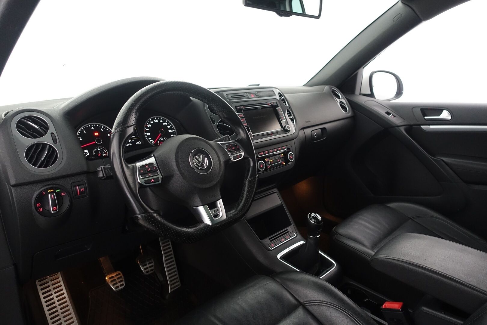 Volkswagen Tiguan 2015 1.4 TSI R-Line 4MOTION - | Juuri huollettu! | Jakoketju vaihdettu! | Panorama | Nahkasisusta | Sähköpenkit | Vetokoukku | P.kamera & tutkat | - KORKO VAIN 3,99 %