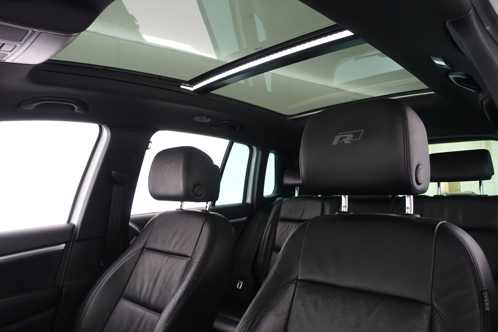 Volkswagen Tiguan 2015 1.4 TSI R-Line 4MOTION - | Juuri huollettu! | Jakoketju vaihdettu! | Panorama | Nahkasisusta | Sähköpenkit | Vetokoukku | P.kamera & tutkat | - KORKO VAIN 3,99 %