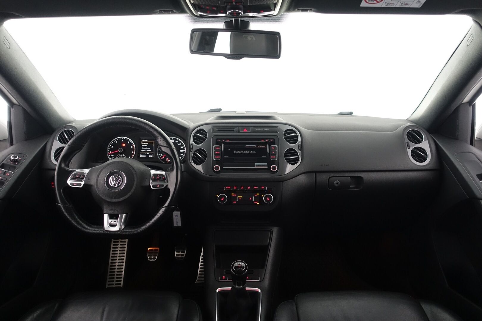 Volkswagen Tiguan 2015 1.4 TSI R-Line 4MOTION - | Juuri huollettu! | Jakoketju vaihdettu! | Panorama | Nahkasisusta | Sähköpenkit | Vetokoukku | P.kamera & tutkat | - KORKO VAIN 3,99 %